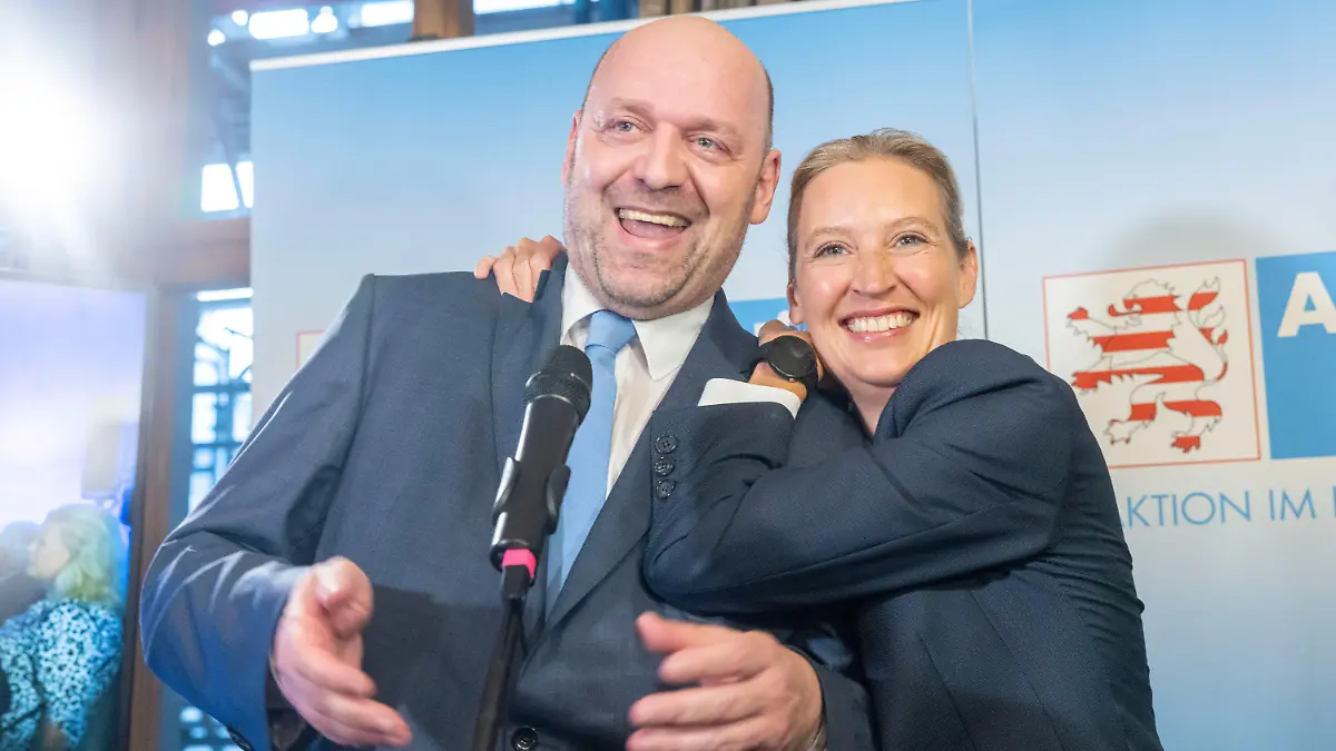 08.10.2023, Hessen, Wiesbaden: Robert Lambrou, Co-Landesvorsitzender der AfD Hessen, und Bundessprecherin Alice Weidel jubeln über die erste Prognose bei der Landtagswahl in Hessen. In Hessen fand am Sonntag die Wahl zum 21. Hessischen Landtag statt. Foto: Helmut Fricke/dpa +++ dpa-Bildfunk +++