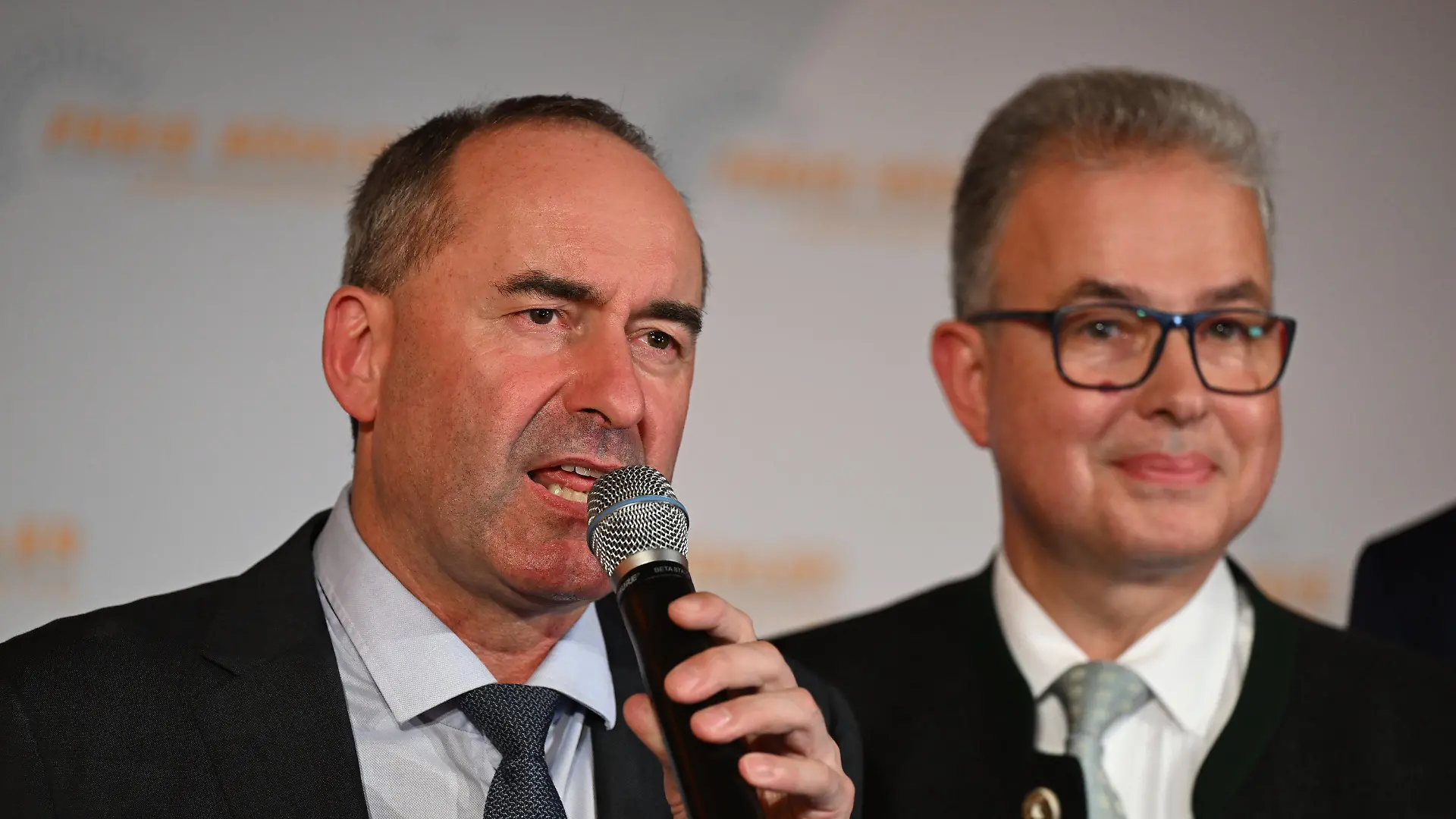 08.10.2023, Bayern, München: Hubert Aiwanger (l), Freie-Wähler-Spitzenkandidat und stellvertretender Ministerpräsident von Bayern, spricht nach der Bekanntgabe der ersten Prognose zur Landtagswahl in Bayern zu seinen Anhängern. In Bayern fand am Sonntag die Wahl zum 19. Bayerischen Landtag statt. Foto: Sven Hoppe/dpa +++ dpa-Bildfunk +++