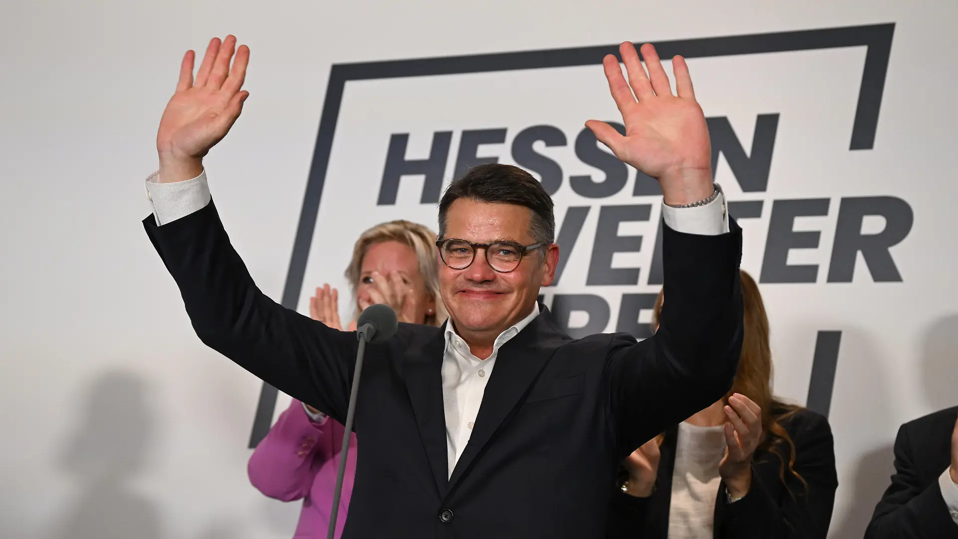 08.10.2023, Hessen, Wiesbaden: Boris Rhein, Spitzenkandidat der CDU und Ministerpräsident von Hessen, winkt nach der Veröffentlichung der ersten Prognose zur Landtagswahl in Hessen auf der CDU-Wahlparty. Am Sonntag fand in Hessen die Wahl zum 21. hessischen Landtag statt. Foto: Arne Dedert/dpa +++ dpa-Bildfunk +++