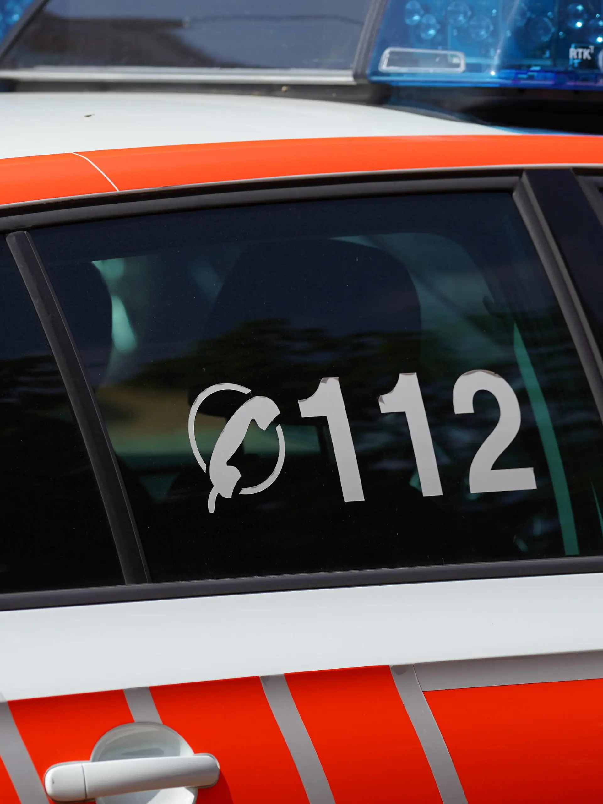Symbolbild / Themenbild: Feuerwehr, Rettungsdienst, Polizei, Blaulicht. Feuerwehr, Rettungsdienst, Polizei, Blaulicht, Einsatz,Niedersachsen, Hannover, Blaulicht, Notfall, Feuer, Brand, Notruf, Einsatzstelle, Hilfe, Notarzt, NEF, Notarzteinsatzfahrzeug, Notarzteinsatz, Einsatz, Feuerwehr, Arzt, Rettungswagen, RTW, Krankenhaus, Berufsfeuerwehr, 112, Blaulicht, Einsatzfahrt, Erste Hilfe, Europa, Deutschland, Unfall, Medizinischer Notfall, Fahrzeug, Notfallsanitäter, Sanitäter, Rettungsasisstent, Retter, Rettung, Notdienst, Personenschaden, Schlaganfall, Herzinfarkt, Verkehrsunfall, Feuer, Brand, Autobahn, Innenstadt, Gesellschaft, Notruf, Hilfe, Blutdruck, Blutzucker, Unterzuckerung, Corona, Covid19, Coronapandemie, Festnahme, Niedersachs Copyright: xMartinxDziadekx