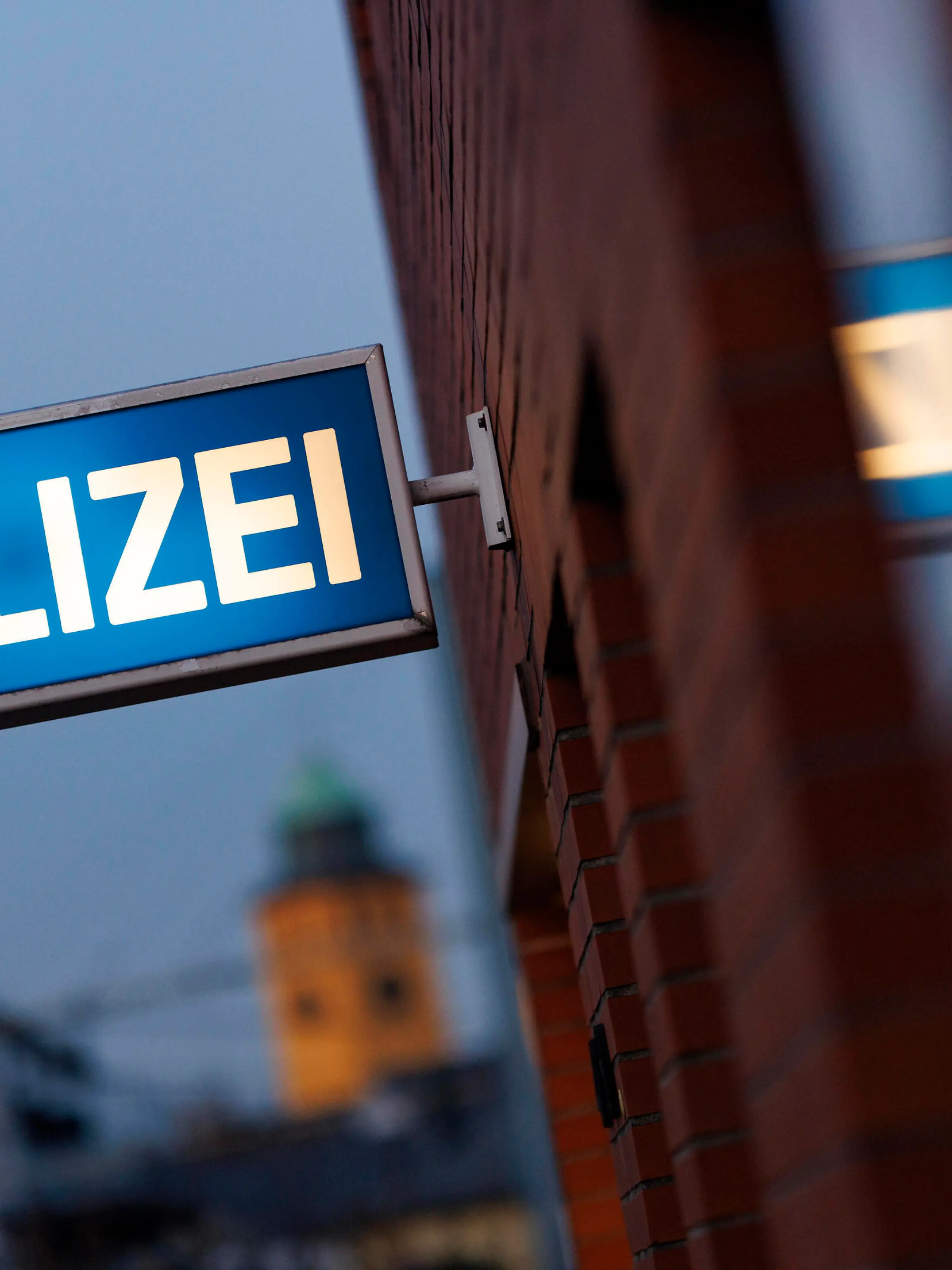 Ein Schild POLIZEI an einer Polizeiwache in Frechen. Die Polizei warnt diesen Winter wieder verstärkt vor Schockanrufen oder dem berüchtigten Enkeltrick, mit dem Betrüger oft Senioren am Telefon unter Druck setzen, um sich unter Vortäuschung einer Notlage Geld oder Schmuck zu erschleichen. Themenbild, Symbolbild Frechen, 14.12.2022 NRW Deutschland *** A POLICE sign at a police station in Frechen Police are again stepping up their warnings this winter against shock calls or the notorious grandson trick, which fraudsters often use to pressure senior citizens on the phone to obtain money or jewelry by pretending to be in distress Topic image, symbol image Frechen, 14 12 2022 NRW Germany Copyright: xChristophxHardtx