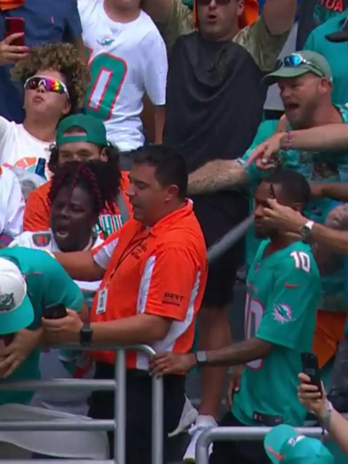 Harte Schale mit weichem Kern! Tyrek Hill von den Miami Dolphins gelingt gegen die New York Giants ein Touchdown. Ganz wichtig in all dem Jubel ist dem Superstar der Football. Denn mit dem Ei hat er etwas Besonderes vor: Hill will den Touchdown-Ball seiner Mama schenken, die auf der Tribüne mitfiebert. Doch die Übergabe funktioniert nicht wie geplant. Ein Dolphins-Anhänger schnappt der Mama das Ei vor der Nase weg. Nach einem kurzem Hin und Her gibt er das Geschenk aber ab.