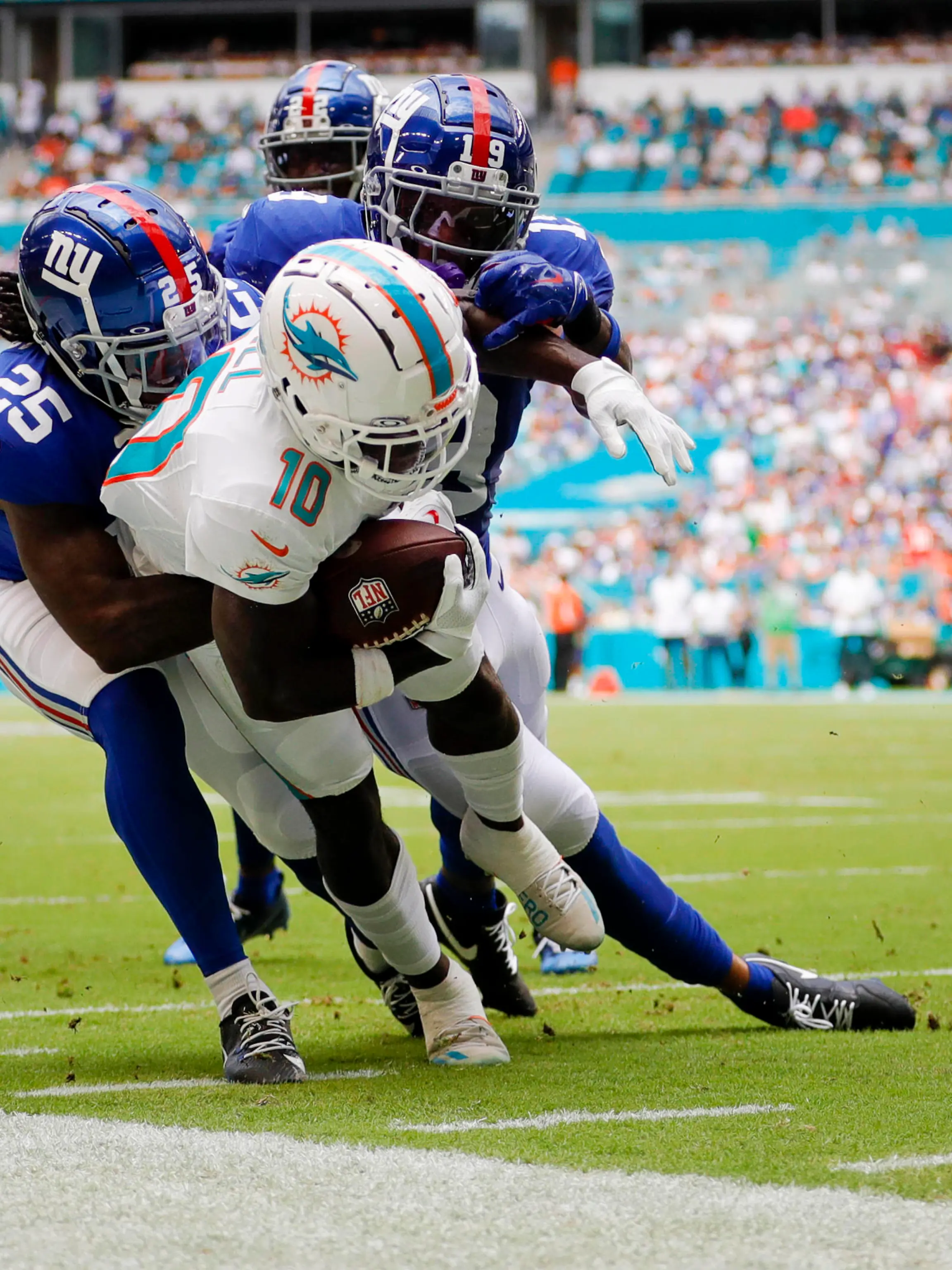 NFL, American Football Herren, USA New York Giants at Miami Dolphins Oct 8, 2023 Miami Gardens, Florida, USA Miami Dolphins wide receiver Tyreek Hill 10 runs with the football against the New York Giants during the first quarter at Hard Rock Stadium. Miami Gardens Hard Rock Stadium Florida USA, EDITORIAL USE ONLY PUBLICATIONxINxGERxSUIxAUTxONLY Copyright: xSamxNavarrox 20231008_tdc_na2_0123