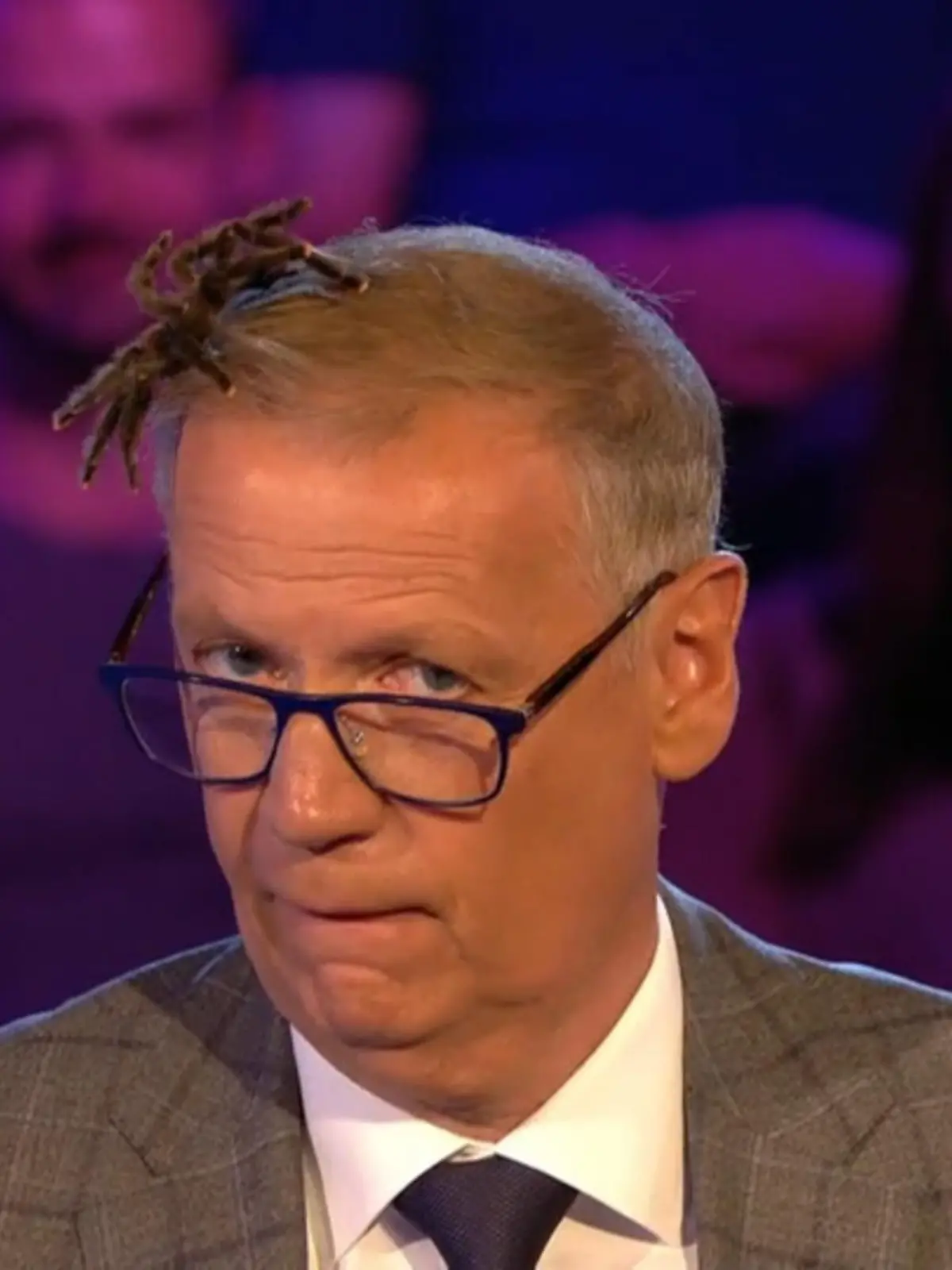 Günther Jauch mit Spinne auf dem Kopf