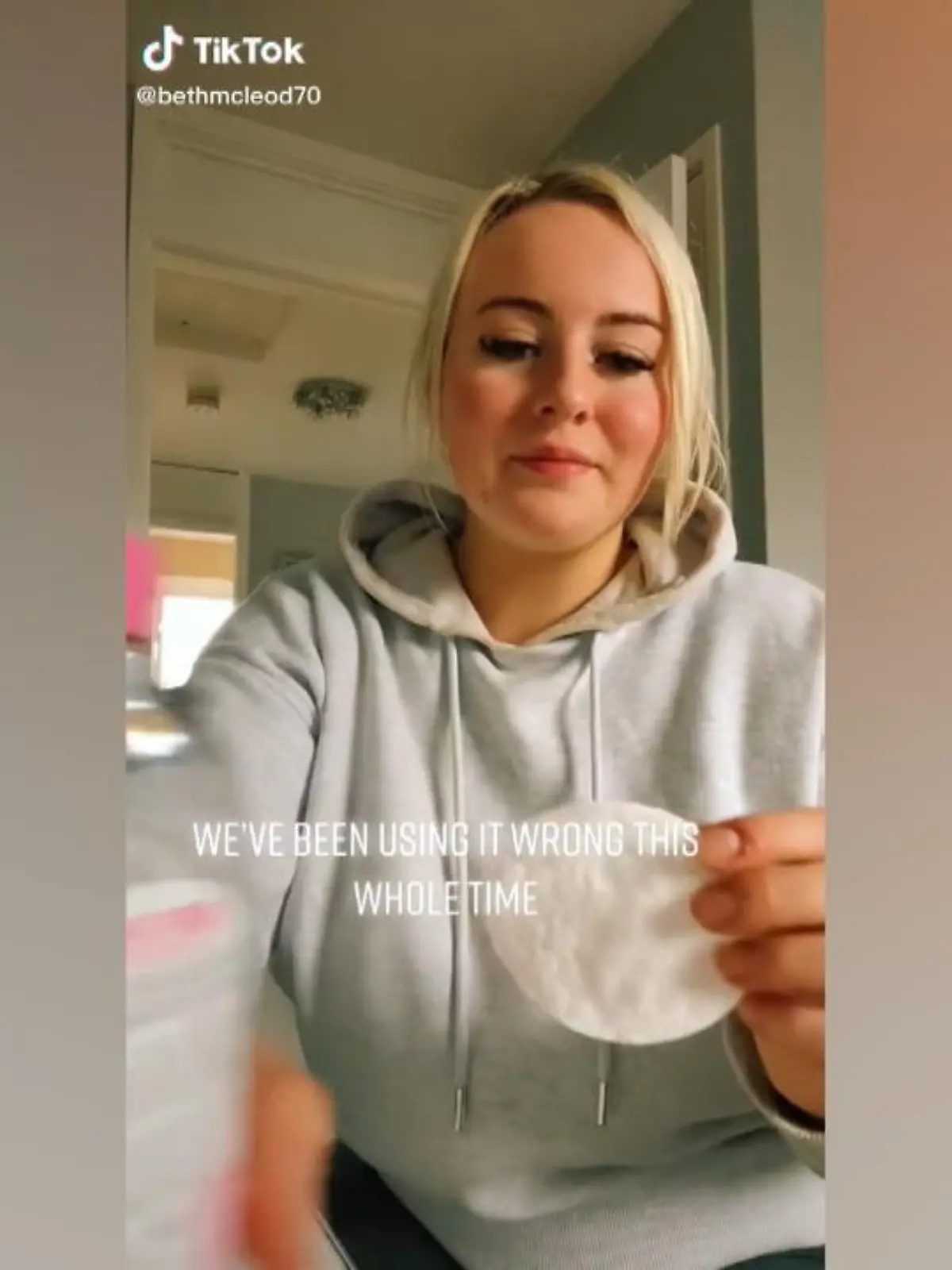 Reinigungswasser nutzen viele Frauen zum Abschminken oder zur Gesichtspflege. Aber dieser Tiktok-Trend revolutioniert die Art, WIE man das Produkt im Gesicht aufträgt.