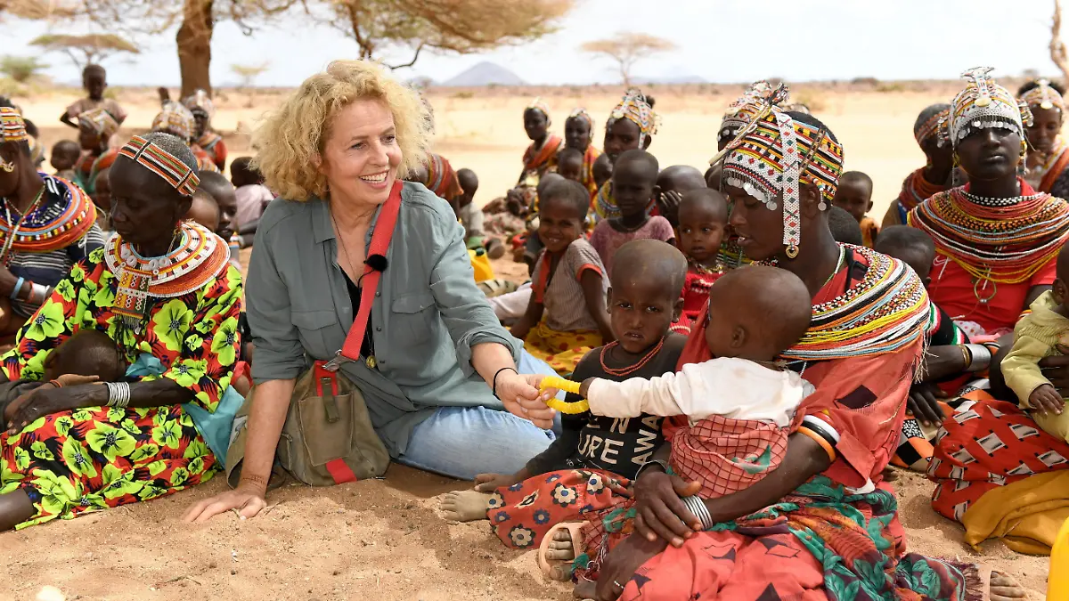 Projektpatin Michaela May in Kenia.
Achtung: Bei Veröffentlichung müssen "RTL-Spendenmarathon", bzw. "Stiftung RTL - Wir helfen Kindern" erwähnt werden!! Die Verwendung des sendungsbezogenen Materials ist nur mit dem Hinweis und Verlinkung auf RTL+ gestattet.