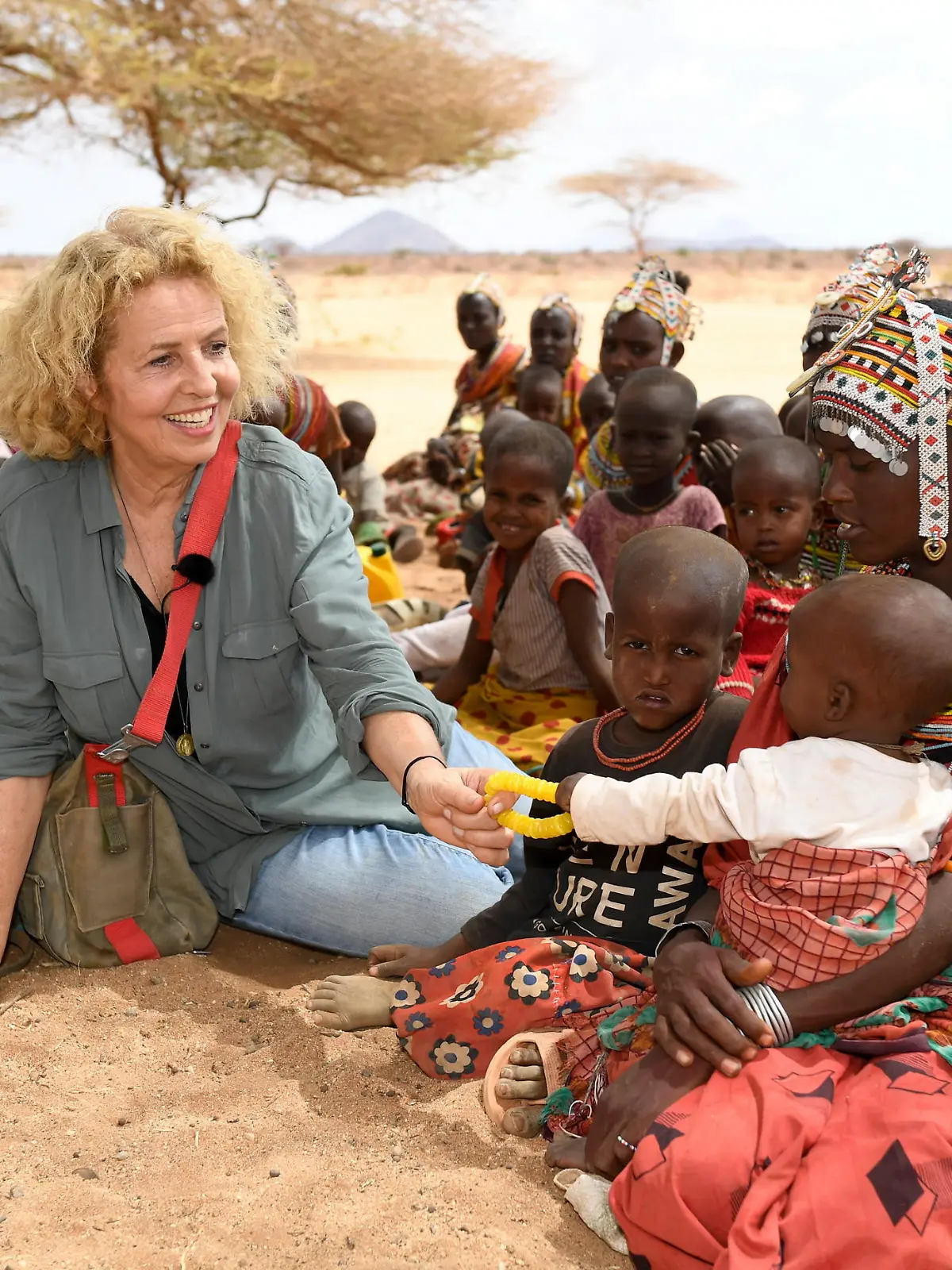 Projektpatin Michaela May in Kenia. 

Achtung: Bei Veröffentlichung müssen "RTL-Spendenmarathon", bzw. "Stiftung RTL - Wir helfen Kindern" erwähnt werden!!  Die Verwendung des sendungsbezogenen Materials ist nur mit dem Hinweis und Verlinkung auf RTL+ gestattet.