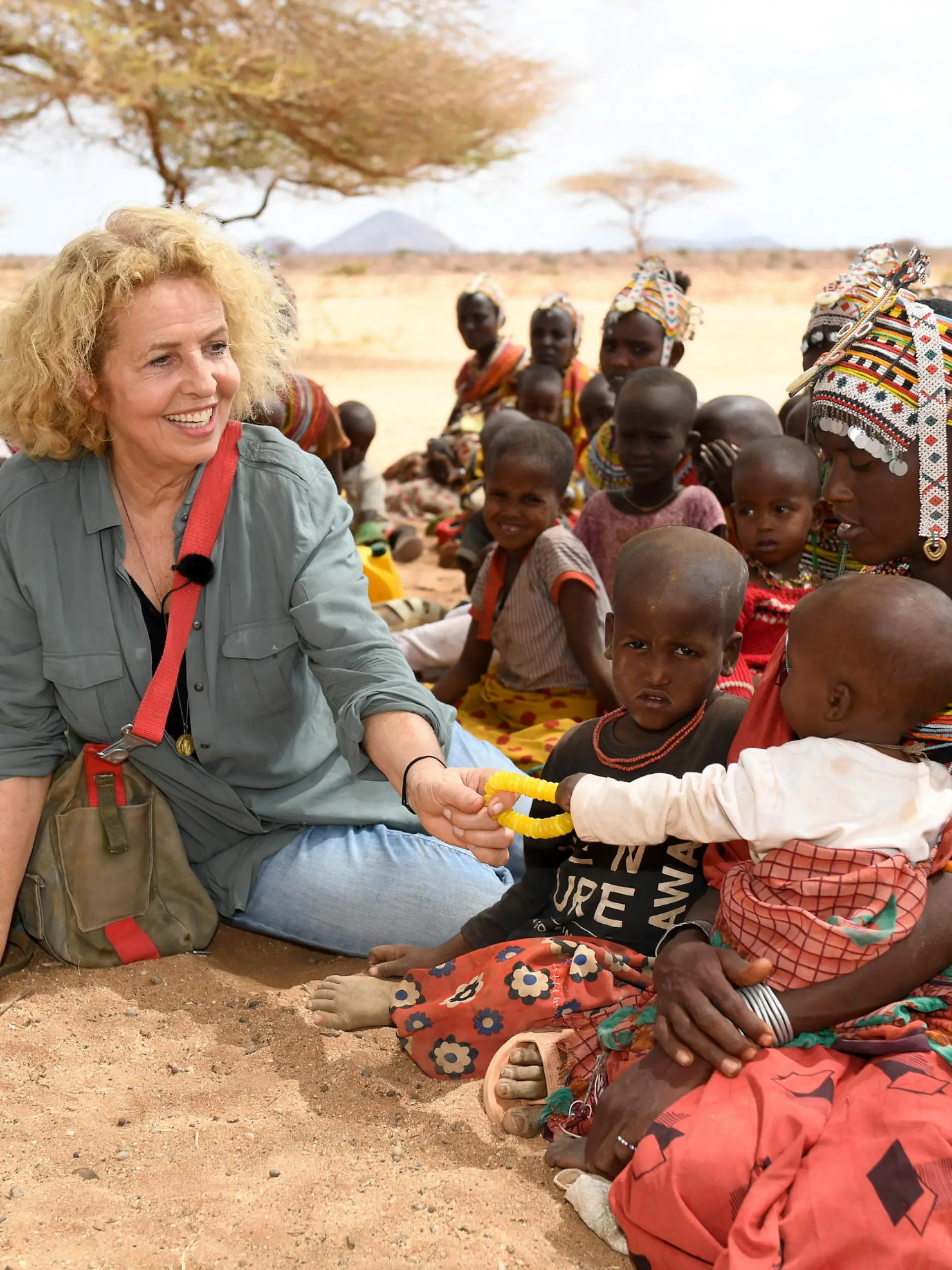 Projektpatin Michaela May in Kenia. 

Achtung: Bei Veröffentlichung müssen "RTL-Spendenmarathon", bzw. "Stiftung RTL - Wir helfen Kindern" erwähnt werden!!  Die Verwendung des sendungsbezogenen Materials ist nur mit dem Hinweis und Verlinkung auf RTL+ gestattet.