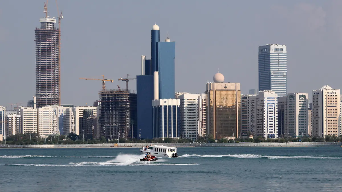 FILE PHOTO: A general view of the Abu Dhabi skyline is seen, December 15, 2009. REUTERS/Ahmed Jadallah/File Photo/File Photo
