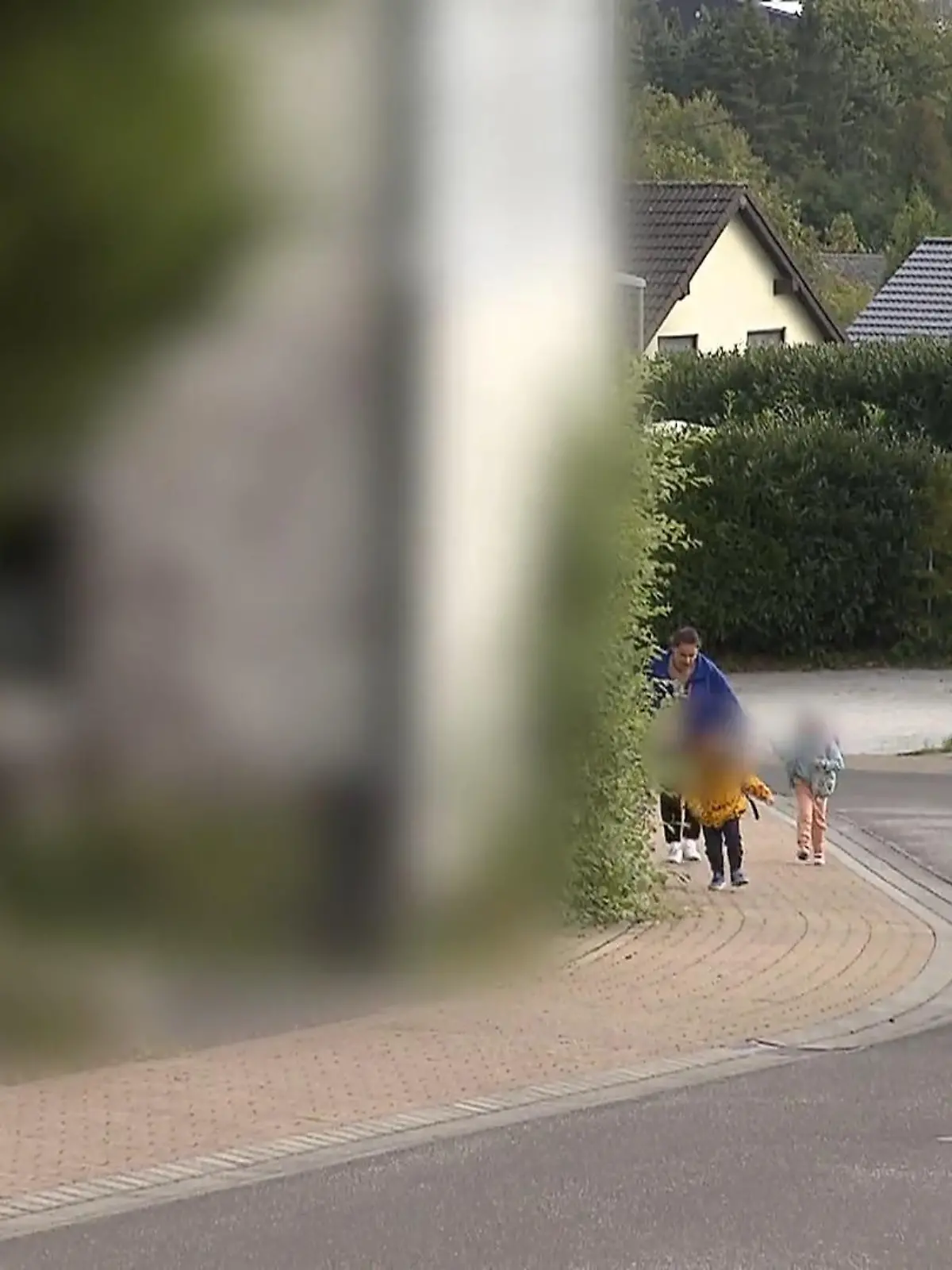 In einem kleinen Ort im Landkreis Cochem-Zell in Rheinland-Pfalz macht sich offenbar ein vorbestrafter Sexualstraftäter immer wieder an Kinder ran.
