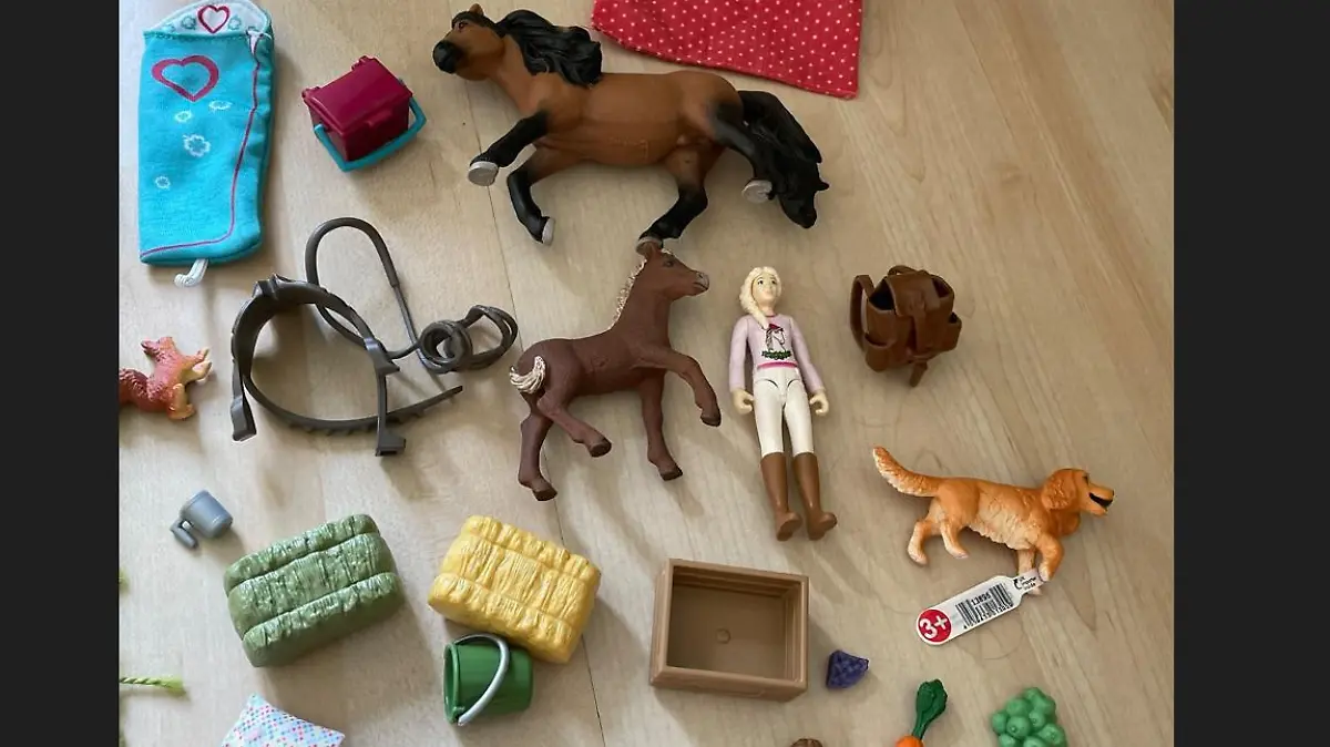 Inhalt des Schleich Horse Club Adventskalenders 2023