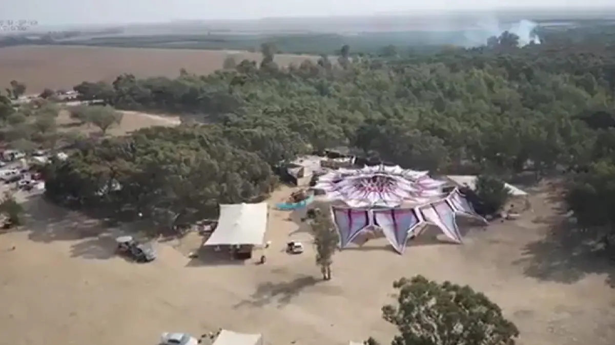Die Feiernden werden von dem Angriff der Hamas überrascht.