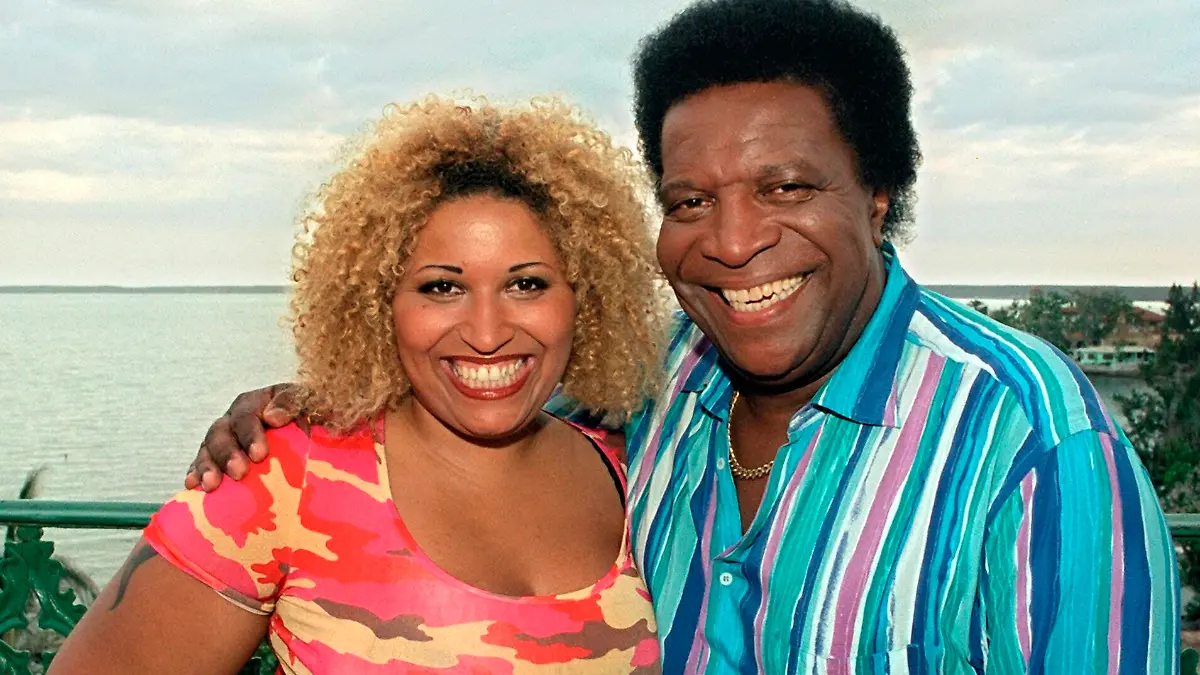 Roberto Blanco und Tochter Patricia (30) posieren am 16.5.2002 in Cienfuegos. Patricia will in die Fußstapfen des Vaters treten und stellte bereits ihre erste Single vor: "Copacabana". Vierzehn Tage lang verbrachte der Schlagerstar mit Ehefrau Mireille und den beiden Töchtern Mercedes und Patricia in der Heimat seines Vaters. Weniger interessiert an der Politik des Landes schwärmt er umso mehr von den herrlichen Stränden und dem tiefblauen Meer. Aber auch Arbeit erwartete ihn auf der Zuckerinsel: Für Fernsehaufnahmen der großen Roberto-Blanco-Geburtstagsgala "Wo meine Sonne scheint" wirbelte er über die Bühne des Open-air-Nachtclubs "Tropicana". Ausgestrahlt wird die ARD-Show am 12. September um 20.15 Uhr im Ersten.