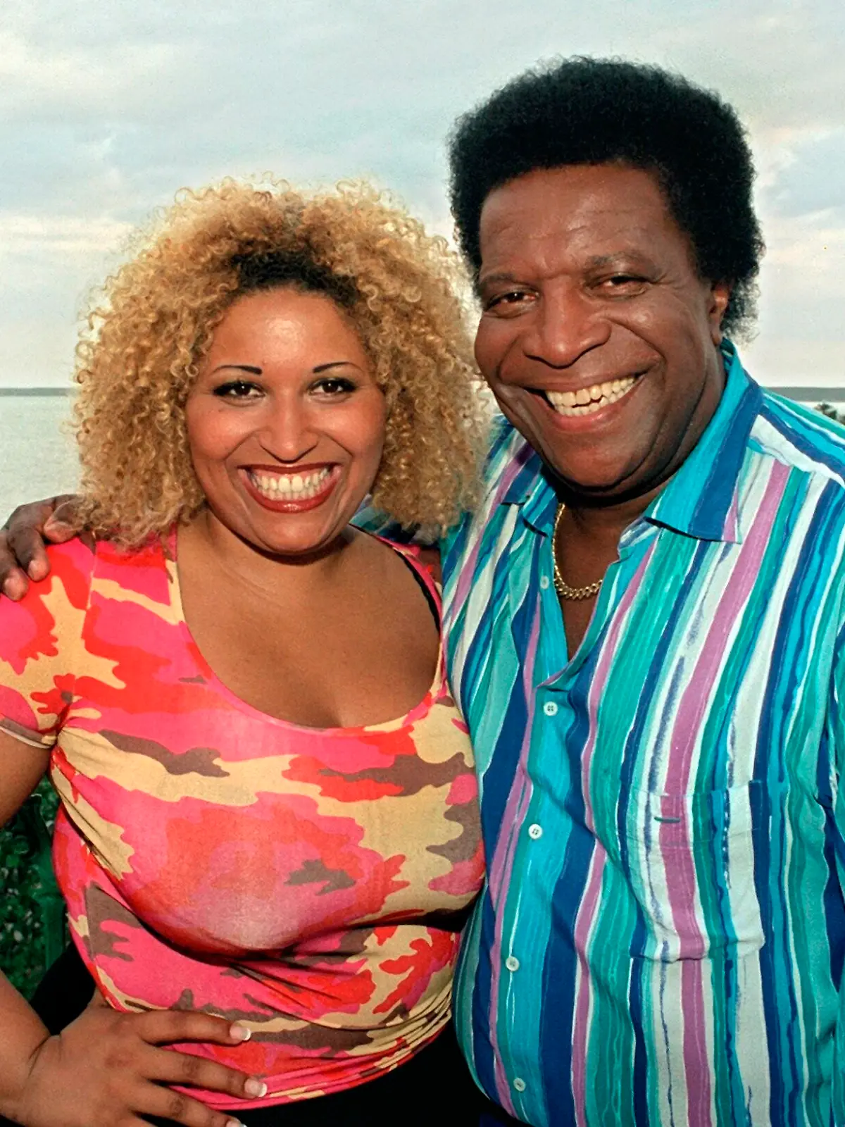 Roberto Blanco und Tochter Patricia (30) posieren am 16.5.2002 in Cienfuegos. Patricia will in die Fußstapfen des Vaters treten und stellte bereits ihre erste Single vor: "Copacabana". Vierzehn Tage lang verbrachte der Schlagerstar mit Ehefrau Mireille und den beiden Töchtern Mercedes und Patricia in der Heimat seines Vaters. Weniger interessiert an der Politik des Landes schwärmt er umso mehr von den herrlichen Stränden und dem tiefblauen Meer. Aber auch Arbeit erwartete ihn auf der Zuckerinsel: Für Fernsehaufnahmen der großen Roberto-Blanco-Geburtstagsgala "Wo meine Sonne scheint" wirbelte er über die Bühne des Open-air-Nachtclubs "Tropicana". Ausgestrahlt wird die ARD-Show am 12. September um 20.15 Uhr im Ersten.