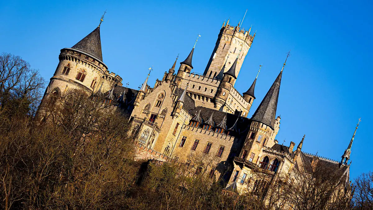 ARCHIV - 23.03.2022, Niedersachsen, Pattensen: Das Schloss Marienburg südlich von Hannover. Wegen einer umfassenden Sanierung wird Schloss Marienburg zum Ende dieses Jahres auf unbestimmte Zeit geschlossen. (zu dpa: «Marienburg schließt zum Jahresende zunächst komplett») Foto: Moritz Frankenberg/dpa +++ dpa-Bildfunk +++
