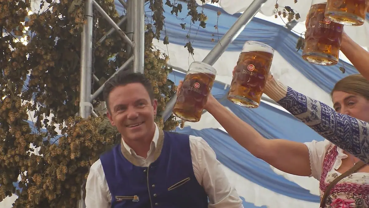 Stefan Mross und seine Eva auf dem Oktoberfest Sie stärkt ihm den Rücken