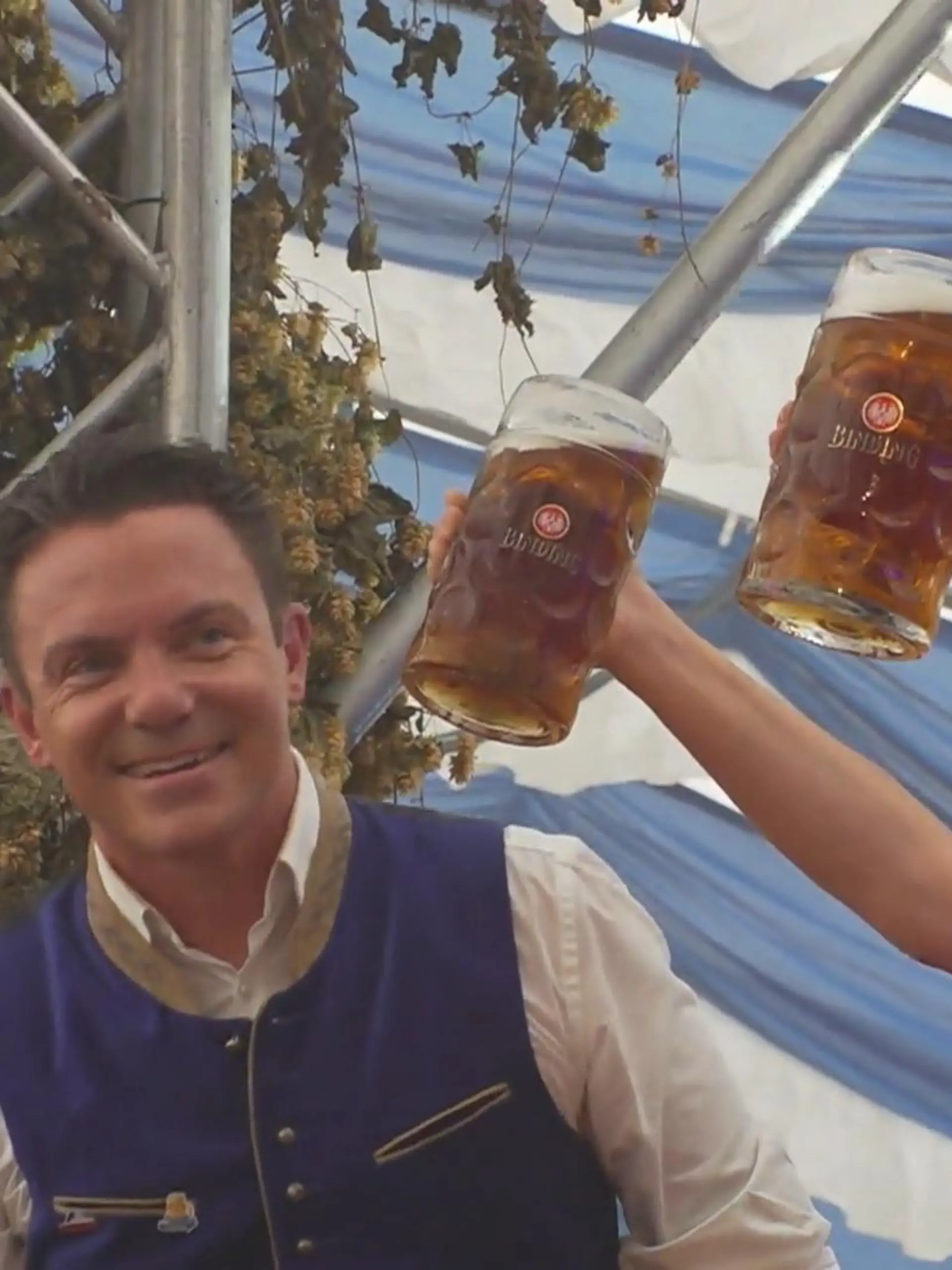 O’zapft is – mit Stefan Mross auf dem Frankfurter Oktoberfest! Nicht nur als Schiedsrichter beim Damen-Maßkrugstemmen ist er der Hahn im Korb, auch bei seinem Auftritt wird er zum waschechten Frauenmagneten. Wie Freundin Eva Luginger dabei alles ganz genau im Blick behält, zeigen wir im Video.