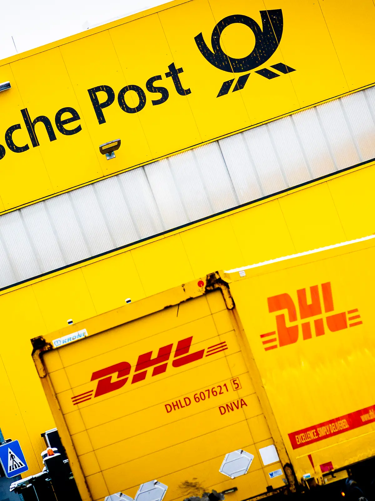 ARCHIV - 09.03.2023, Niedersachsen, Hannover: Ein Lastwagen fährt auf das Gelände der Deutsche-Post-DHL-Niederlassung im Stadtteil Anderten. (zu dpa «Briefzustellung in zwei Geschwindigkeiten: Post macht Vorschläge») Foto: Moritz Frankenberg/dpa +++ dpa-Bildfunk +++