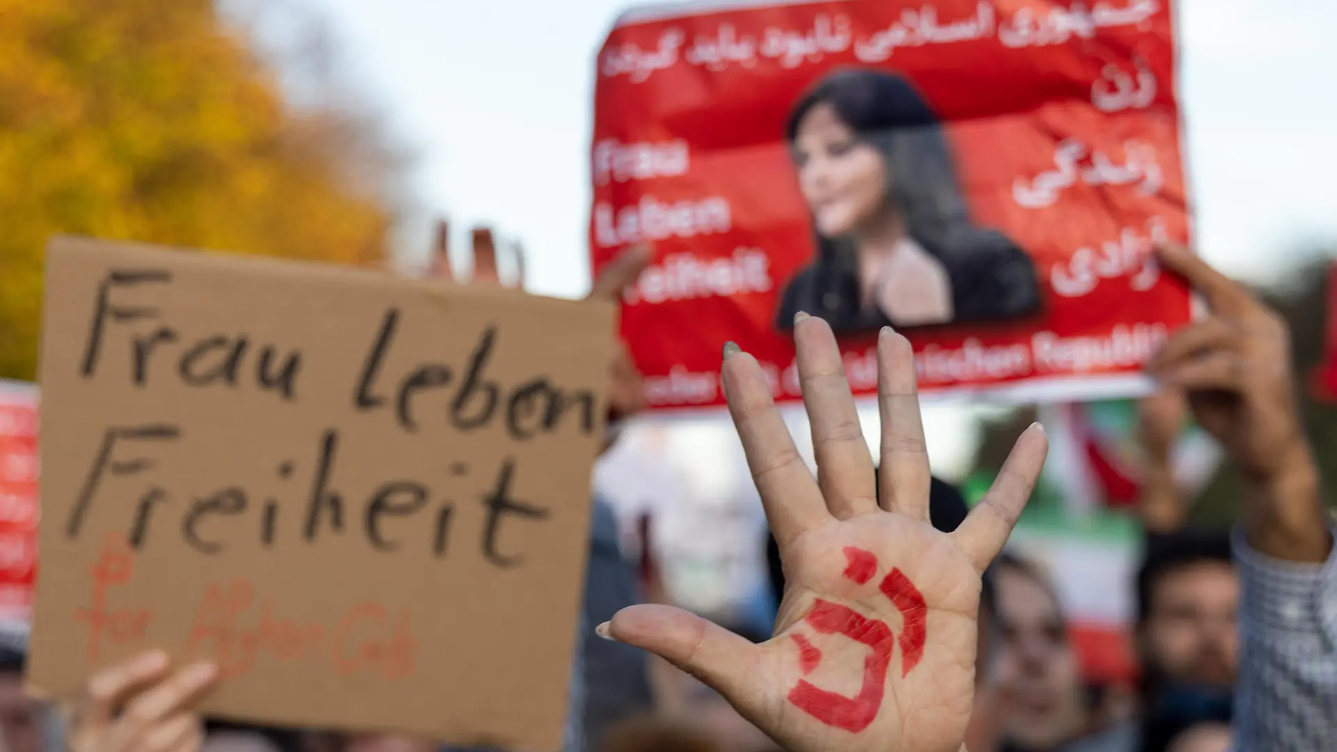 Demonstration Solidarität mit den Protestierenden im Iran in Berlin Berlin, Deutschland 22. Oktober 2022: Zehntausende Menschen demonstrieren an der Siegessäule in Berlin unter dem Motto: Solidarität mit den Protestierenden im Iran Berlin