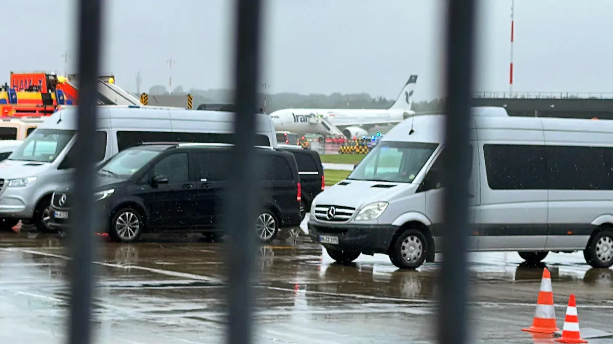 09.10.2023, Hamburg: Ein Flugzeug der Iran Air (hinten) steht auf dem Flughafen Hamburg. Wegen einer Anschlagsdrohung auf ein iranisches Flugzeug aus Teheran ist der Flugbetrieb am Hamburger Flughafen komplett eingestellt worden. Foto: Steven Hutchings/TNN/dpa +++ dpa-Bildfunk +++