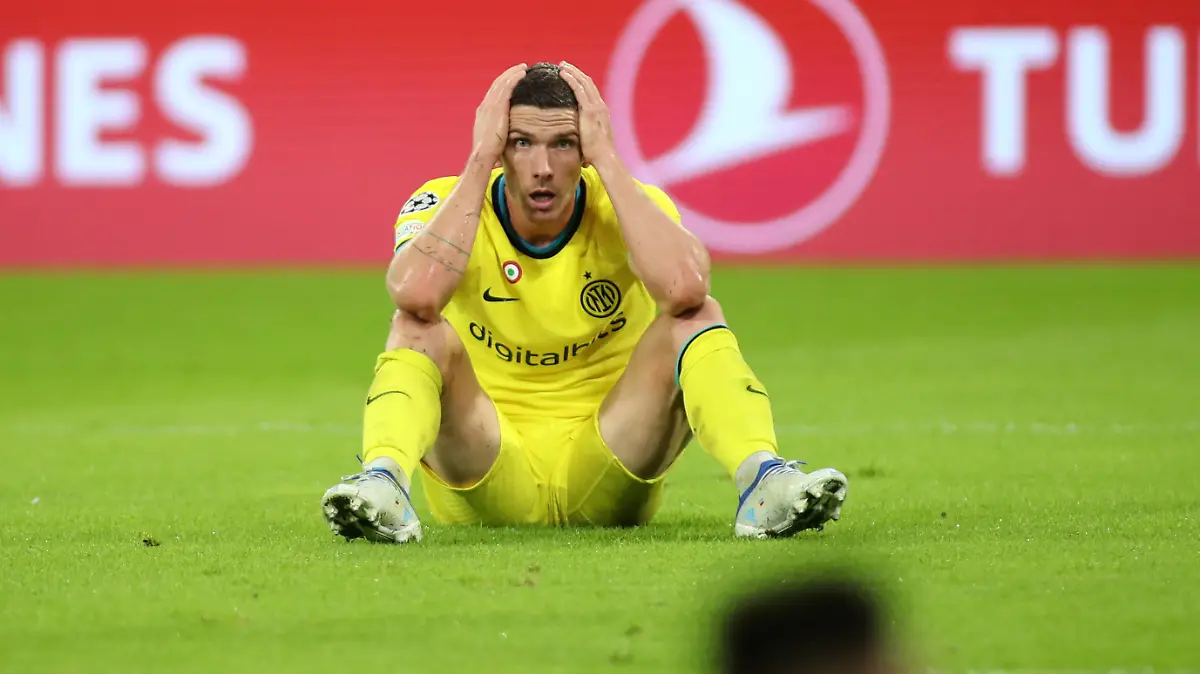 Sport Themen der Woche KW44 Sport Bilder des Tages München, Deutschland 01. November 2022: Fussball, Herren, Saison 2022/2023, FC Bayern München - Inter Mailand, Champions League, Gruppenphase, Allianz Arena Robin Gosens Inter Mailand greift sich an den Kopf nach vergebener Chance *** Munich, Germany 01 November 2022 football, men, season 2022 2023, FC Bayern Munich Inter Milan, Champions League, group stage, Allianz Arena Robin Gosens Inter Milan grabs his head after missed chance