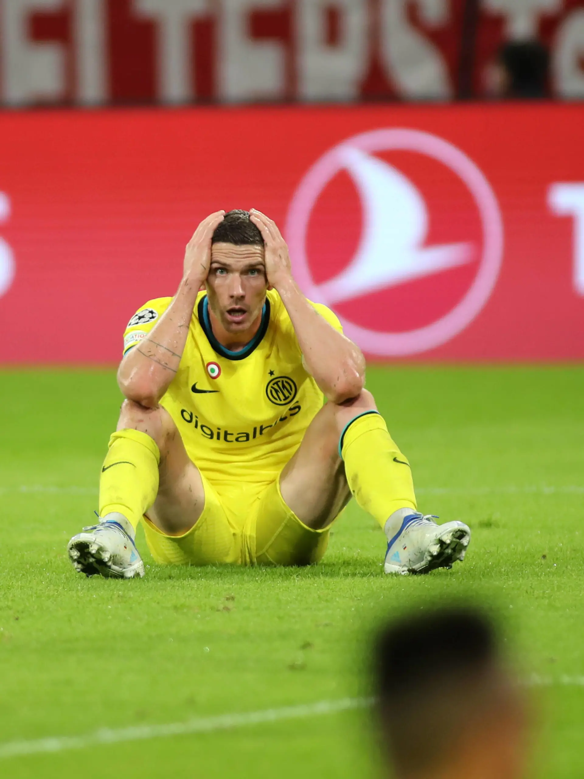 Sport Themen der Woche KW44 Sport Bilder des Tages München, Deutschland 01. November 2022: Fussball, Herren, Saison 2022/2023, FC Bayern München - Inter Mailand, Champions League, Gruppenphase, Allianz Arena Robin Gosens Inter Mailand greift sich an den Kopf nach vergebener Chance *** Munich, Germany 01 November 2022 football, men, season 2022 2023, FC Bayern Munich Inter Milan, Champions League, group stage, Allianz Arena Robin Gosens Inter Milan grabs his head after missed chance