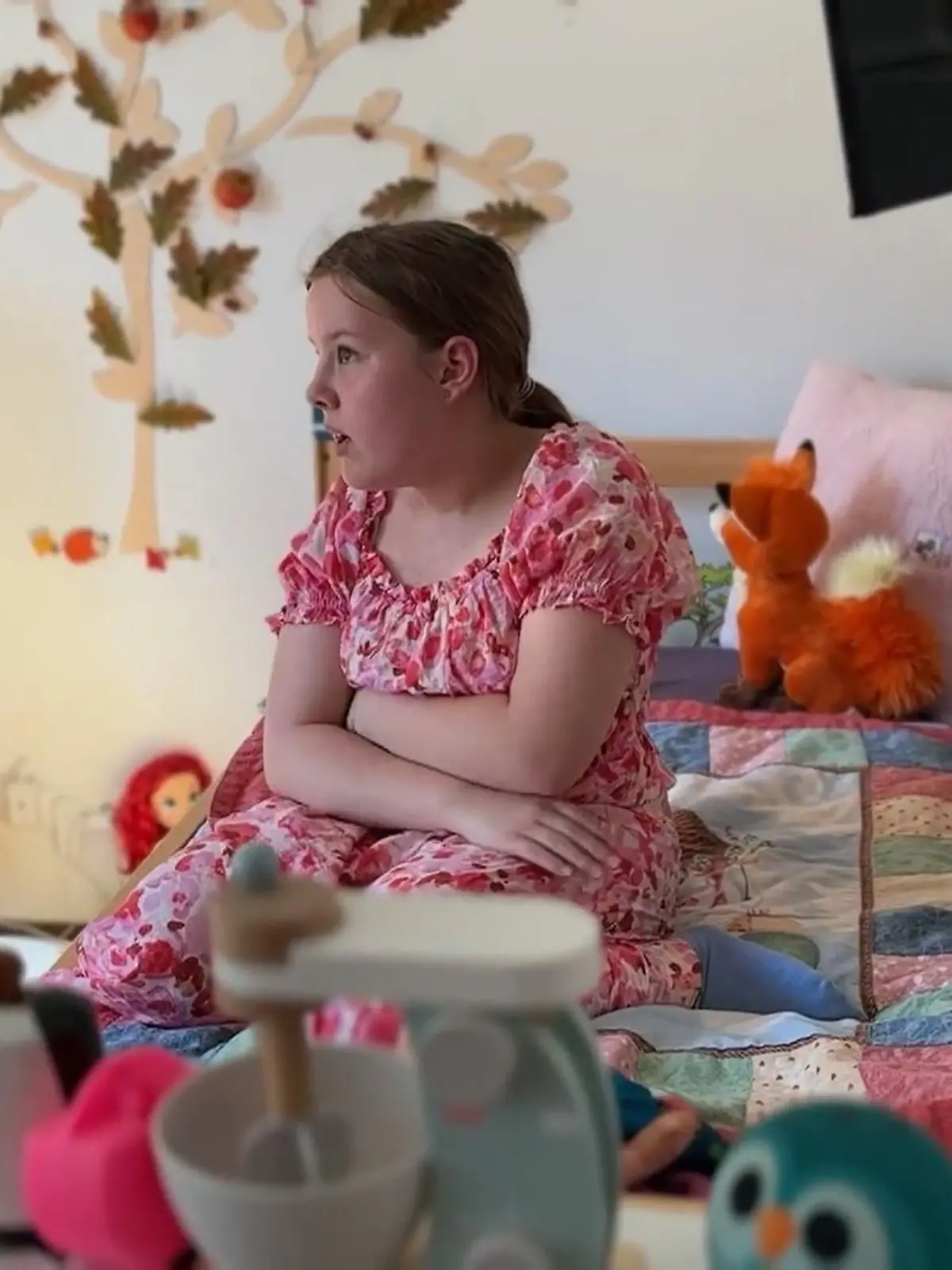 Die meisten verbinden Demenz mit älteren Menschen. Doch die Krankheit kann auch Kinder betreffen. Sarah ist erst 16 und leidet an neuronaler Ceroid-Lipofuszinose (NCL), auch Kinderdemenz genannt. Während Gleichaltrige feiern gehen oder zusammen Spaß haben, ist sie komplett auf die Hilfe ihrer Eltern angewiesen.