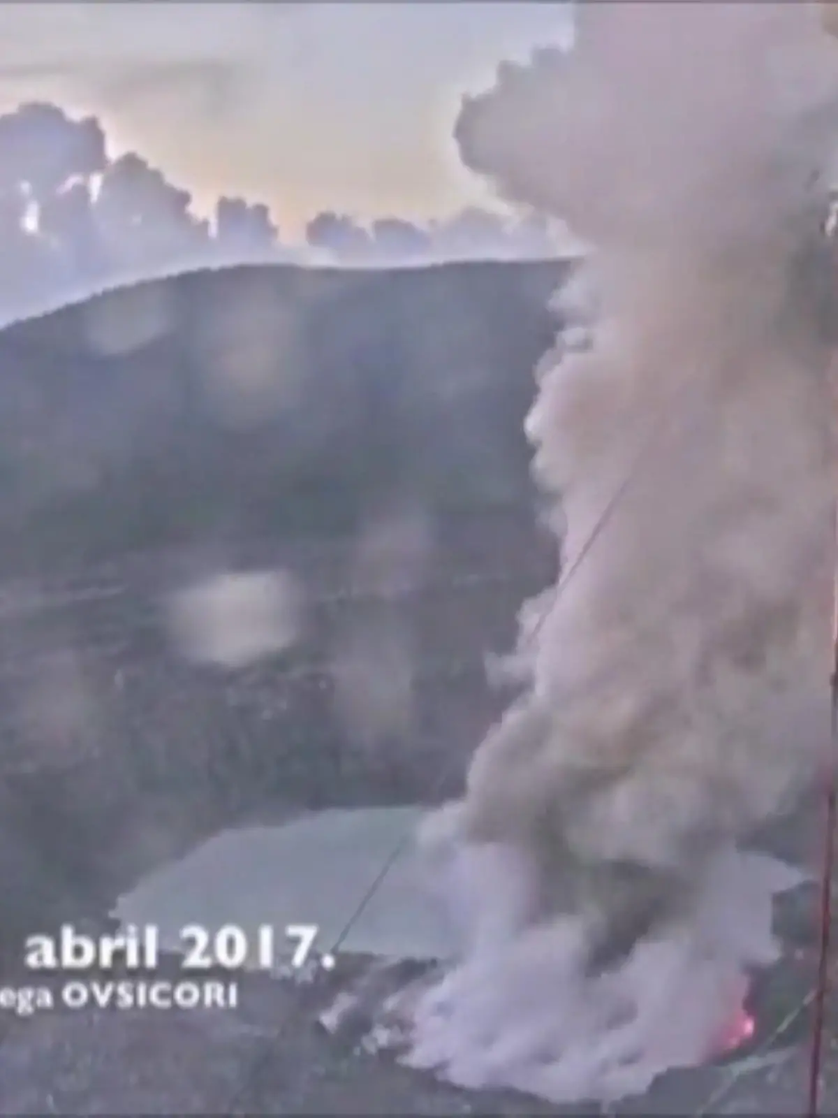 Viele Touristen reisen nach Costa Rica, um alle möglichen Attraktionen rund um die geballte Kraft der Vulkane zu erleben. Auch unserer Reporter ist dort hingereist und hat sich von einem Experten einordnen lassen, wie gefährlich die zum Teil aktiven Vulkane Costa Ricas sind - und warum sie so viele Touris anziehen. Was in dem lateinamerikanischen Land auch nicht fehlen darf: ein Bad im Schlamm am Fuße eines Vulkans. Was steckt hinter der Faszination Costa Rica? Was ist daran so besonders? Max Hanke zeigt es Ihnen im Video.