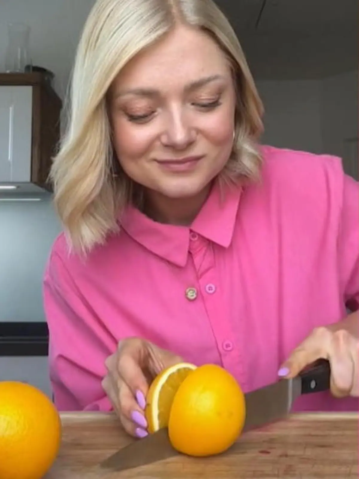 Orangen schälen ist entweder sehr zeitaufwendig oder die Frucht ist matschig. Davon könnt ihr euch jetzt verabschieden! Mit diesem TikTok-Hack lassen sich Orangen in nur wenigen Sekunden ganz einfach schälen - im Video.