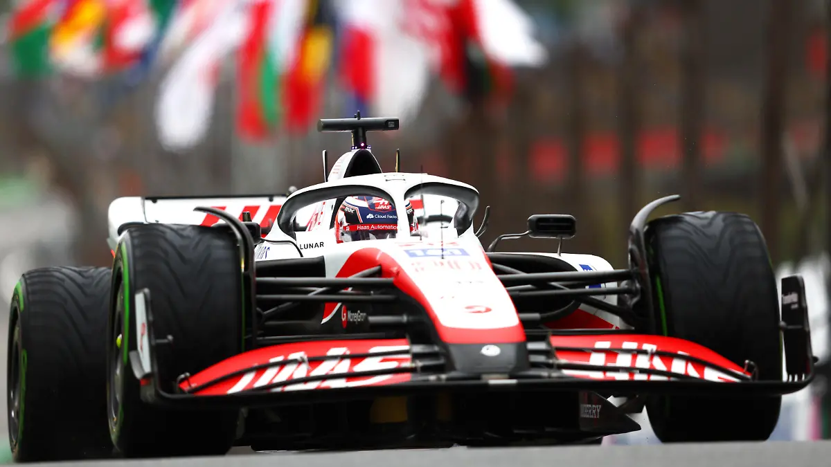 SAO PAULO, BRAZIL - NOVEMBER 11: Kevin Magnussen of Denmark driving the (20) Haas F1 VF-22 Ferrari on track during qualifying ahead of the F1 Grand Prix of Brazil at Autodromo Jose Carlos Pace on November 11, 2022 in Sao Paulo, Brazil. (Photo by Mark Thompson/Getty Images)