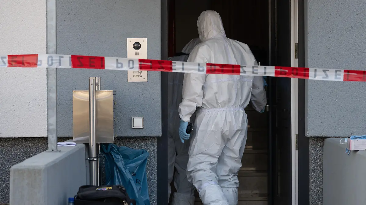 04.10.2023, Hessen, Arheilgen: Beamte der Spurensicherung der Polizei arbeiten an einem Haus in Darmstadt-Arheilgen. Eine 42 Jahre alte Frau soll in dem Haus Ermittlern zufolge ihren Mann und ein zehn Jahre altes Kind getötet haben. Die Frau und ein weiteres neun Jahre altes Kind seien am Morgen auf einem Grundstück eines Mehrfamilienhauses verletzt aufgefunden worden, teilten Polizei und Staatsanwaltschaft mit. Foto: Boris Roessler/dpa +++ dpa-Bildfunk +++