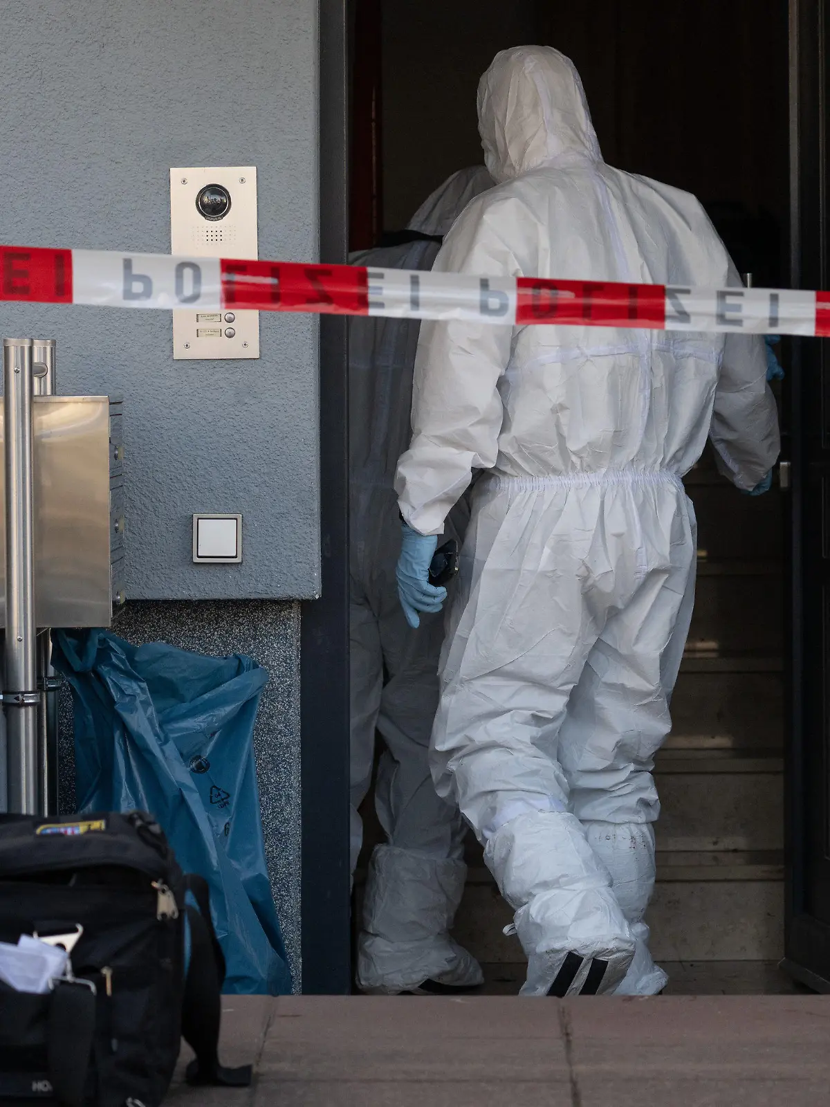 04.10.2023, Hessen, Arheilgen: Beamte der Spurensicherung der Polizei arbeiten an einem Haus in Darmstadt-Arheilgen. Eine 42 Jahre alte Frau soll in dem Haus Ermittlern zufolge ihren Mann und ein zehn Jahre altes Kind getötet haben. Die Frau und ein weiteres neun Jahre altes Kind seien am Morgen auf einem Grundstück eines Mehrfamilienhauses verletzt aufgefunden worden, teilten Polizei und Staatsanwaltschaft mit. Foto: Boris Roessler/dpa +++ dpa-Bildfunk +++