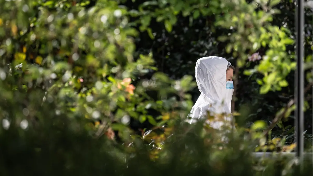04.10.2023, Hessen, Darmstadt: Eine Beamtin der Spurensicherung der Polizei arbeitet an einem Haus in Darmstadt-Arheilgen. Eine 42 Jahre alte Frau soll in dem Haus Ermittlern zufolge ihren Mann und ein zehn Jahre altes Kind getötet haben. Die Frau und ein weiteres neun Jahre altes Kind seien am Morgen auf einem Grundstück eines Mehrfamilienhauses verletzt aufgefunden worden, teilten Polizei und Staatsanwaltschaft mit. Foto: Boris Roessler/dpa +++ dpa-Bildfunk +++