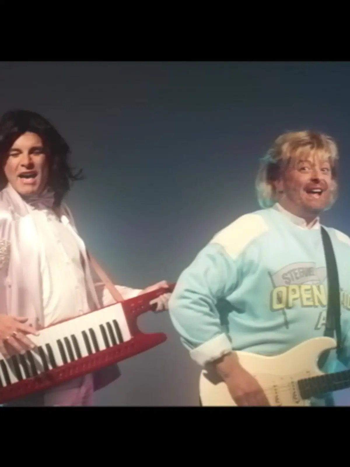 Da müssen die Fans zweimal hinschauen! Nein, hier steht nicht etwa das originale „Modern Talking“-Duo vor der Kamera – das sind Ross Antony und Eloy de Jong! Die beiden Schlagerstars machen gemeinsame Sache und schlüpfen für ihr neues Musikvideo in die Rolle von Dieter Bohlen und Thomas Anders – letzterer ist sogar am Set mit dabei. Im Video gibt es das lustige Ergebnis zu sehen.