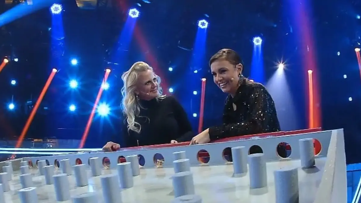 Barbara Schöneberger und Laura Wontorra in luftiger Höhe! Was der einen echte Probleme bereitet, macht der anderen so rein gar nichts aus