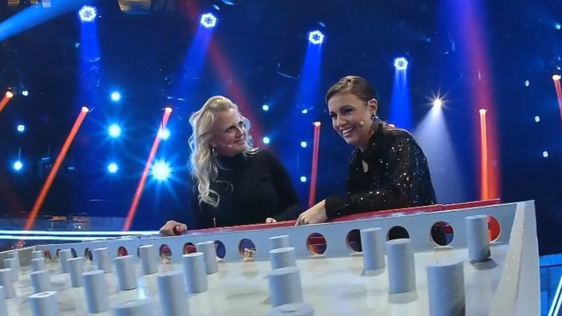 Barbara Schöneberger und Laura Wontorra in luftiger Höhe! Was der einen echte Probleme bereitet, macht der anderen so rein gar nichts aus
