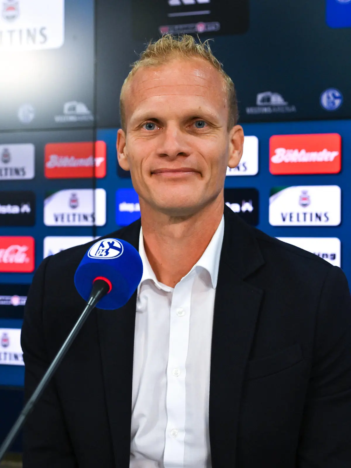 Karel Geraerts Cheftrainer FC Schalke 04 09.10.2023, Fussball GER, Saison 2023/2024, 2. Bundesliga, Pressekonferenz FC Schalke 04, Vorstellung des neuen Cheftrainers Gelsenkirchen Presseraum Veltins Arena Nordrhein Westfalen Deutschland *** Karel Geraerts head coach FC Schalke 04 09 10 2023, football GER, season 2023 2024, 2 Bundesliga, press conference FC Schalke 04, presentation of the new head coach Gelsenkirchen press room Veltins Arena Nordrhein Westfalen Germany Team2