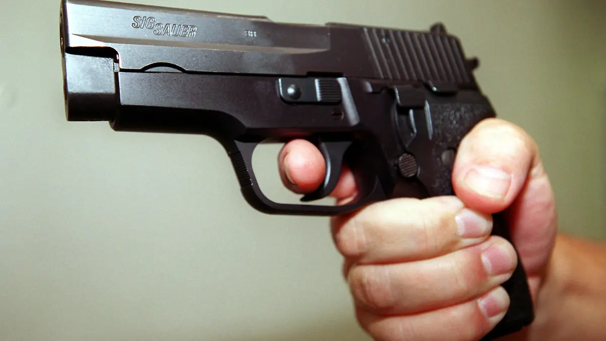 Wünsdorf (Brandenburg): Für Demonstrationszwecke: der Finger ist am Abzug einer Pistole P 228 der Firma SIG Sauer, Kaliber 9 mm mit 13 Schuss. Es handelt sich um die Dienstwaffe der Polizisten des Landes Brandenburg , die ihnen vom Zentraldienst der Polizei für Technik und Beschaffung (ZTB) zur Verfügung gestellt werden. Der ZTB ist zentrale Dienstleistungs- und Serviceeinrichtung für die Polizei des Landes und nimmt in Abstimmung mit dem Ministerium des Innern den sachgerechten Einsatz der zugewiesenen Haushaltsmittel für die zentrale Beschaffung der Fahrzeug-, Waffen- und Gerätetechnik ebenso, wie die gesamte Telekommunikations-, Datenverarbeitungs- und Funktechnik sowie die Bekleidung und die Unterkunftsausstattung für die Polizei vor. (PDM470-060900)