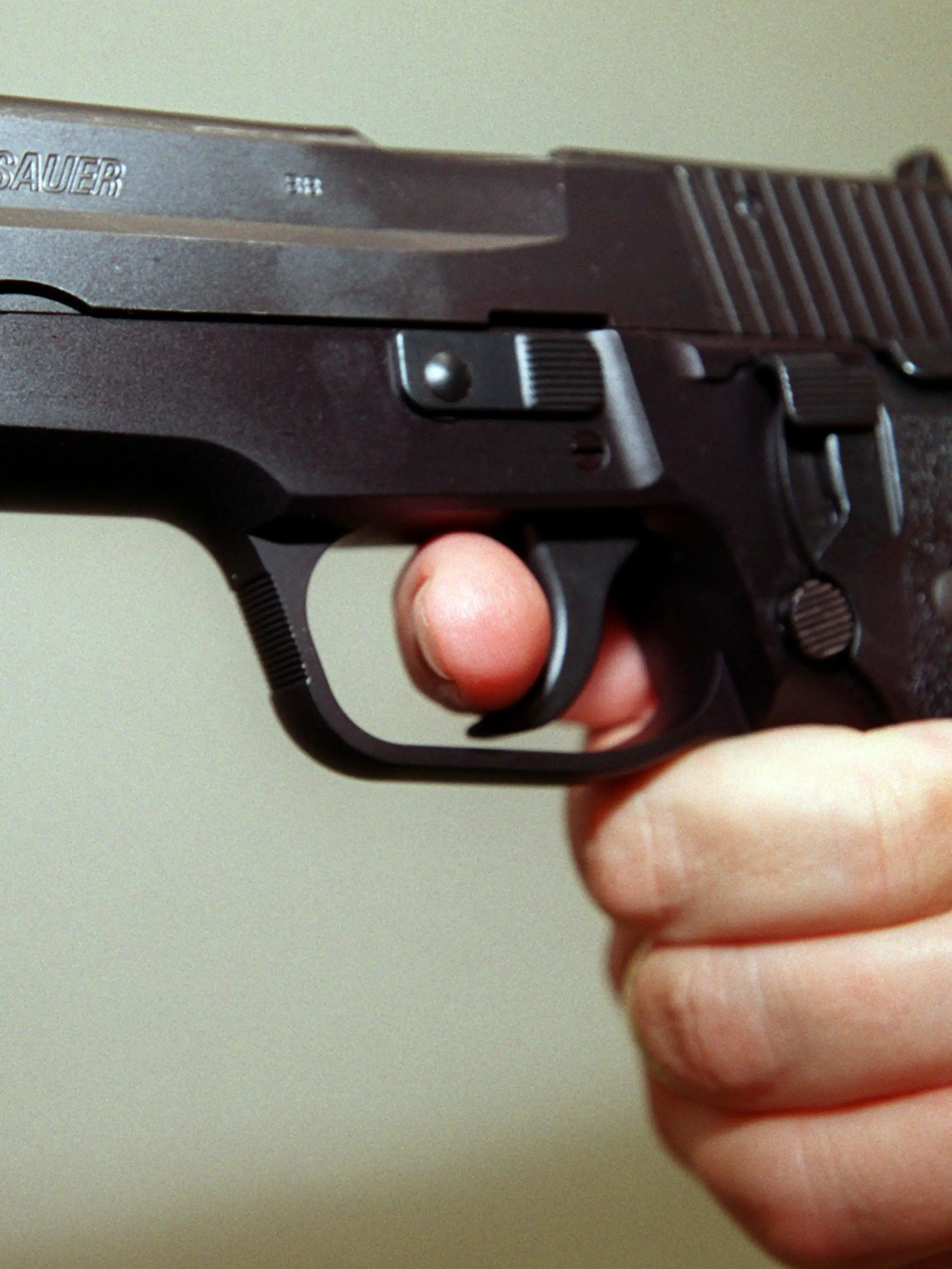Wünsdorf (Brandenburg): Für Demonstrationszwecke: der Finger ist am Abzug einer Pistole P 228 der Firma SIG Sauer, Kaliber 9 mm mit 13 Schuss. Es handelt sich um die Dienstwaffe der Polizisten des Landes Brandenburg , die ihnen vom Zentraldienst der Polizei für Technik und Beschaffung (ZTB) zur Verfügung gestellt werden. Der ZTB ist zentrale Dienstleistungs- und Serviceeinrichtung für die Polizei des Landes und nimmt in Abstimmung mit dem Ministerium des Innern den sachgerechten Einsatz der zugewiesenen Haushaltsmittel für die zentrale Beschaffung der Fahrzeug-, Waffen- und Gerätetechnik ebenso, wie die gesamte Telekommunikations-, Datenverarbeitungs- und Funktechnik sowie die Bekleidung und die Unterkunftsausstattung für die Polizei vor. (PDM470-060900)