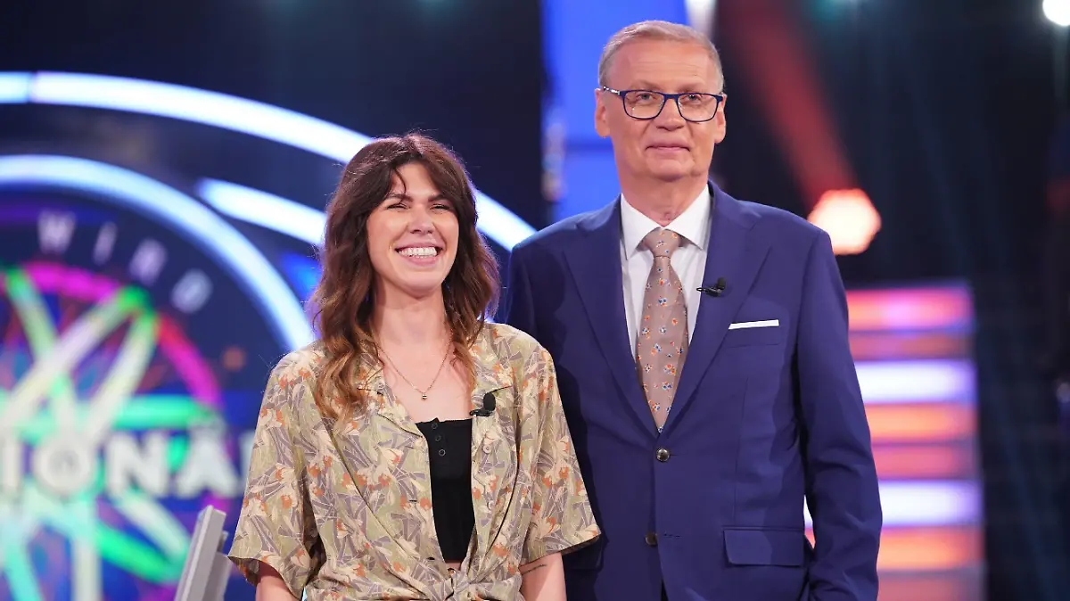 Verena Bernhardt, Moderator Günther Jauch.

Die Verwendung des sendungsbezogenen Materials ist nur mit dem Hinweis und Verlinkung auf RTL+ gestattet.