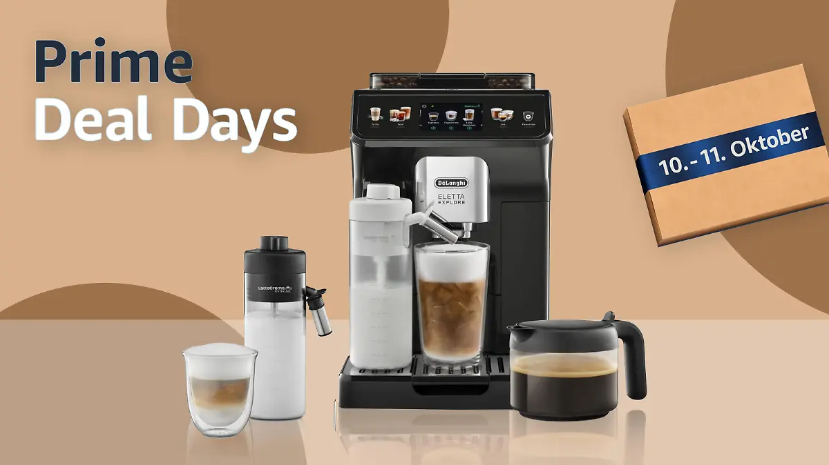 Der De'Longhi Kaffeevollautomat mit Zubehör vor einem braunen Hintergrund und einem Amazon-Paket mit den Daten des Prime Days.