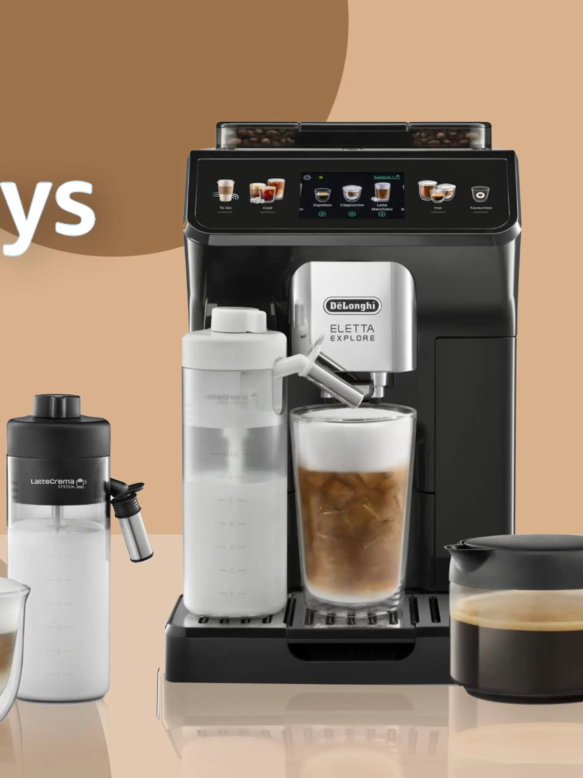 Der De'Longhi Kaffeevollautomat mit Zubehör vor einem braunen Hintergrund und einem Amazon-Paket mit den Daten des Prime Days.