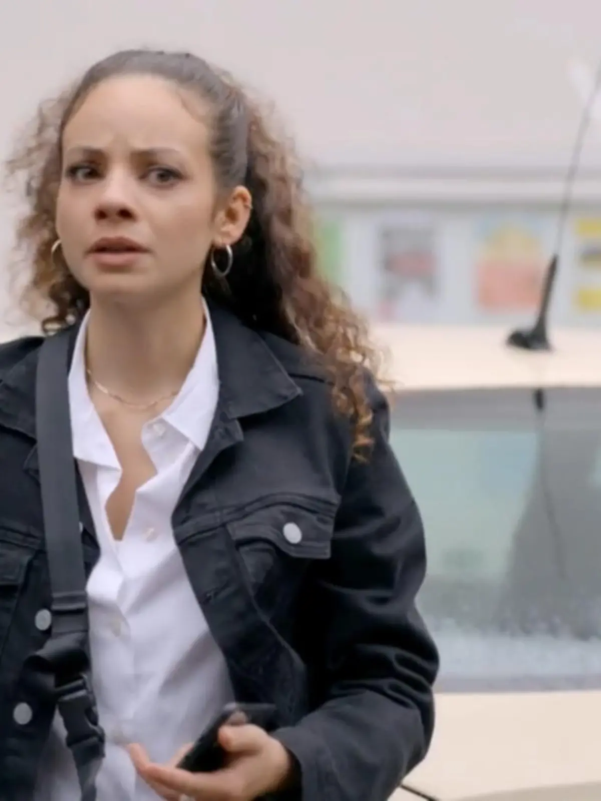 „Unter uns“-Folge vom 10.10.23: Als Paco und Nika miteinander telefonieren, wird dieser von einer unbekannten Person angegriffen und geht seitdem nicht mehr an sein Handy. Während Nika sich auf die Suche macht, wundert sich Stella vor ihrer Klausur, wo ihr Freund Paco eigentlich steckt.