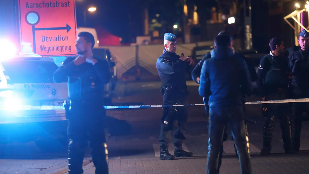 Police officers pictured at the scene of a stabbing incident at the Aarschotstraat in Schaarbeek, Brussels, Thursday 10 November 2022. One of the policemen stabbed in the incident has died of his injuries. Another policeman was brought to the hospital. The man who allegedly attacked the officers was shot by other officers. PUBLICATIONxNOTxINxBELxFRAxNED HATIMxKAGHAT 49253810 