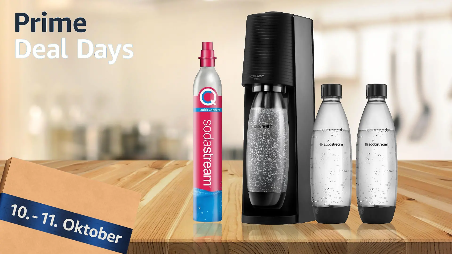 Der SodaStream Terra in Schwarz auf einem Holztisch mit zwei Kunststoffflaschen und einem Co2-Zylinder.