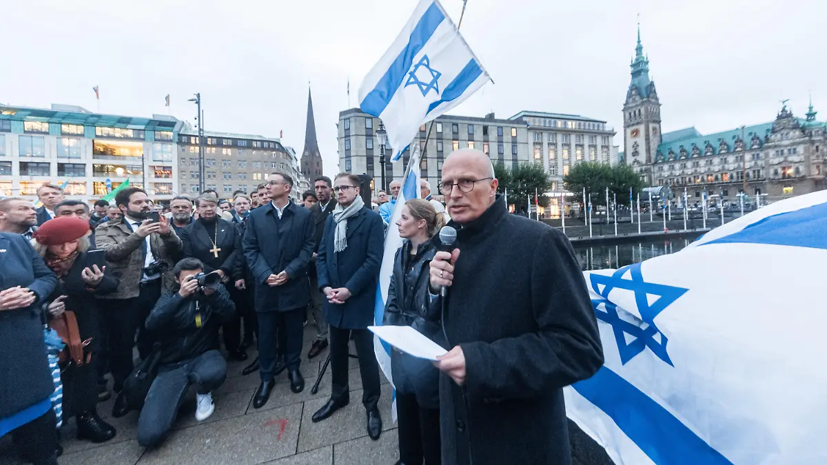 09.10.2023, Hamburg: Hamburgs Bürgermeister Peter Tschentscher (SPD) spricht auf einer Solidaritätskundgebung für Israel nebeneinander. Foto: Markus Scholz/dpa +++ dpa-Bildfunk +++