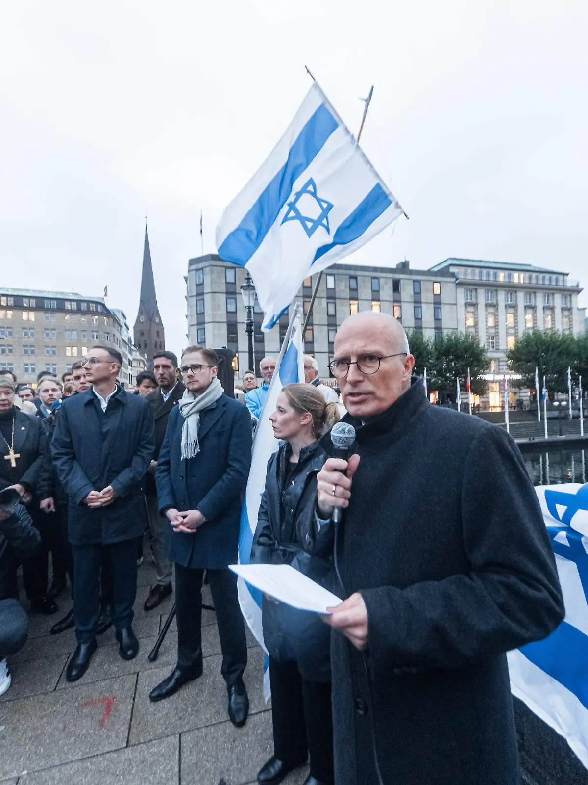 09.10.2023, Hamburg: Hamburgs Bürgermeister Peter Tschentscher (SPD) spricht auf einer Solidaritätskundgebung für Israel nebeneinander. Foto: Markus Scholz/dpa +++ dpa-Bildfunk +++