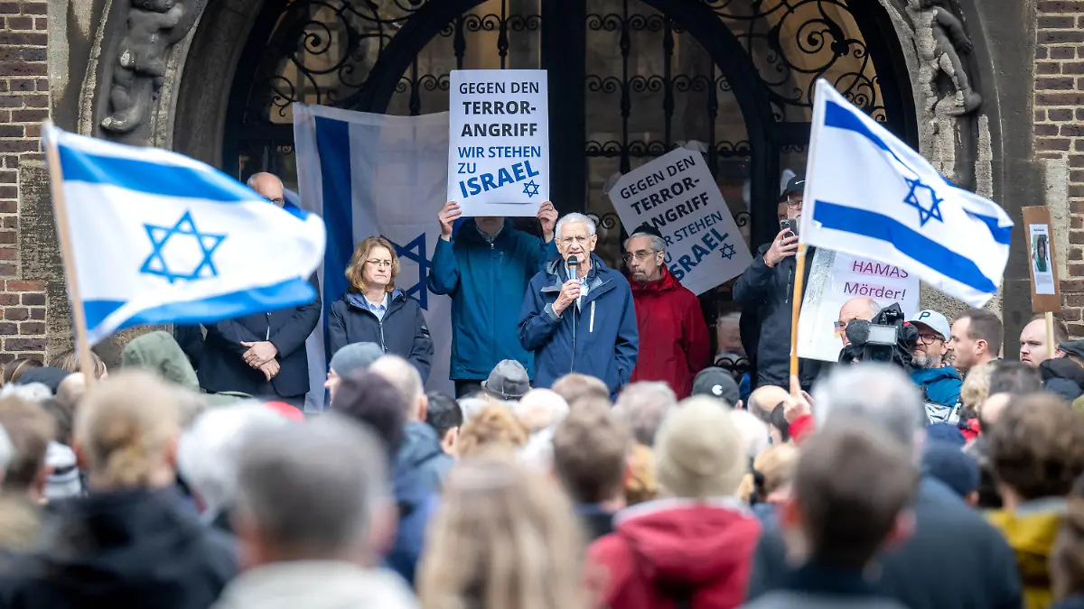 09.10.2023, Bremen: Herrmann Kuhn von der Deutsch-Israelischen Gesellschaft Bremen spricht bei einer Solidaritätskundgebung nach den Angriffen gegen Israel. Nach dem Großangriff der islamistischen Hamas haben bis zu 350 Menschen in Bremen ihre Solidarität mit Israel gezeigt. Foto: Sina Schuldt/dpa +++ dpa-Bildfunk +++