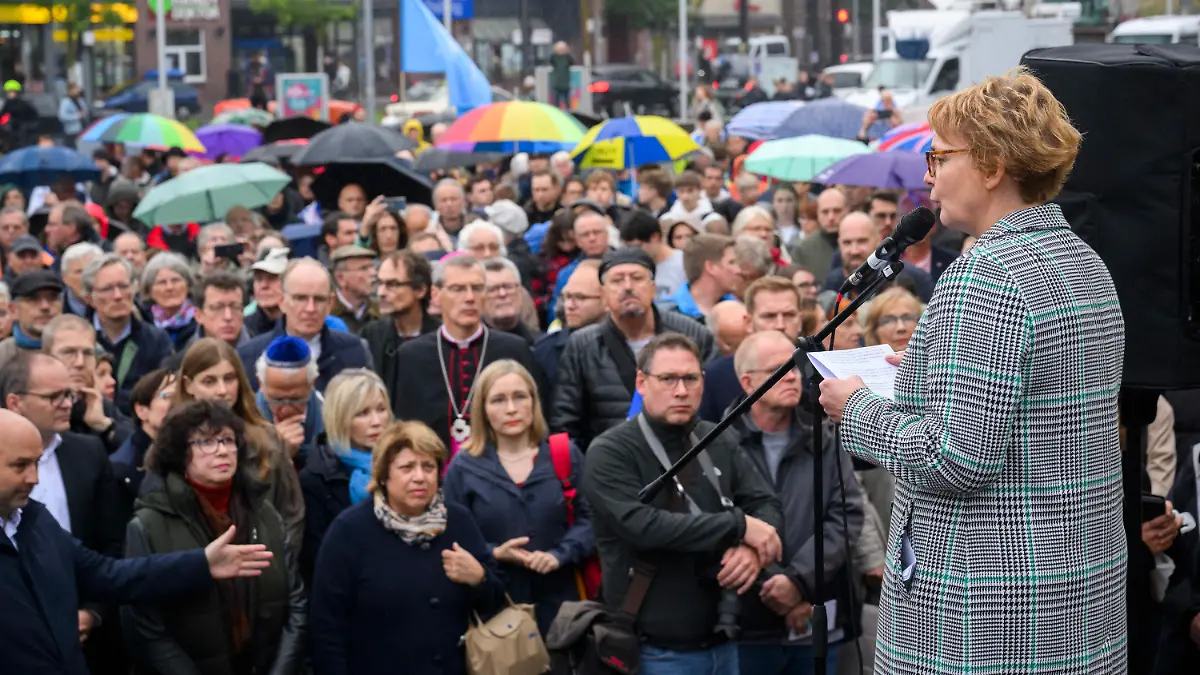 09.10.2023, Niedersachsen, Hannover: Daniela Behrens (SPD), Innenministerin Niedersachsen, spricht bei einer Solidaritätskundgebung für Israel auf dem Steintorplatz. Foto: Julian Stratenschulte/dpa +++ dpa-Bildfunk +++