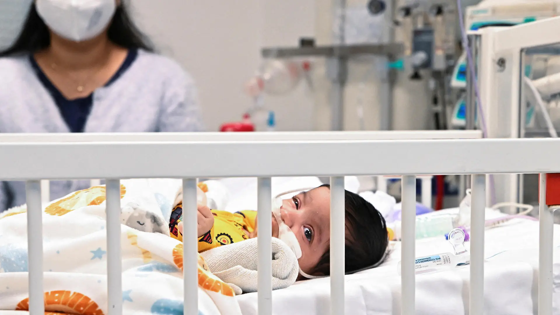 FILE PHOTO: A child suffering from an RSV infection at the pediatric intensive care unit at the Asklepios Clinic in Sankt Augustin, Germany, December, 6, 2022. REUTERS/Benjamin Westhoff/File Photo